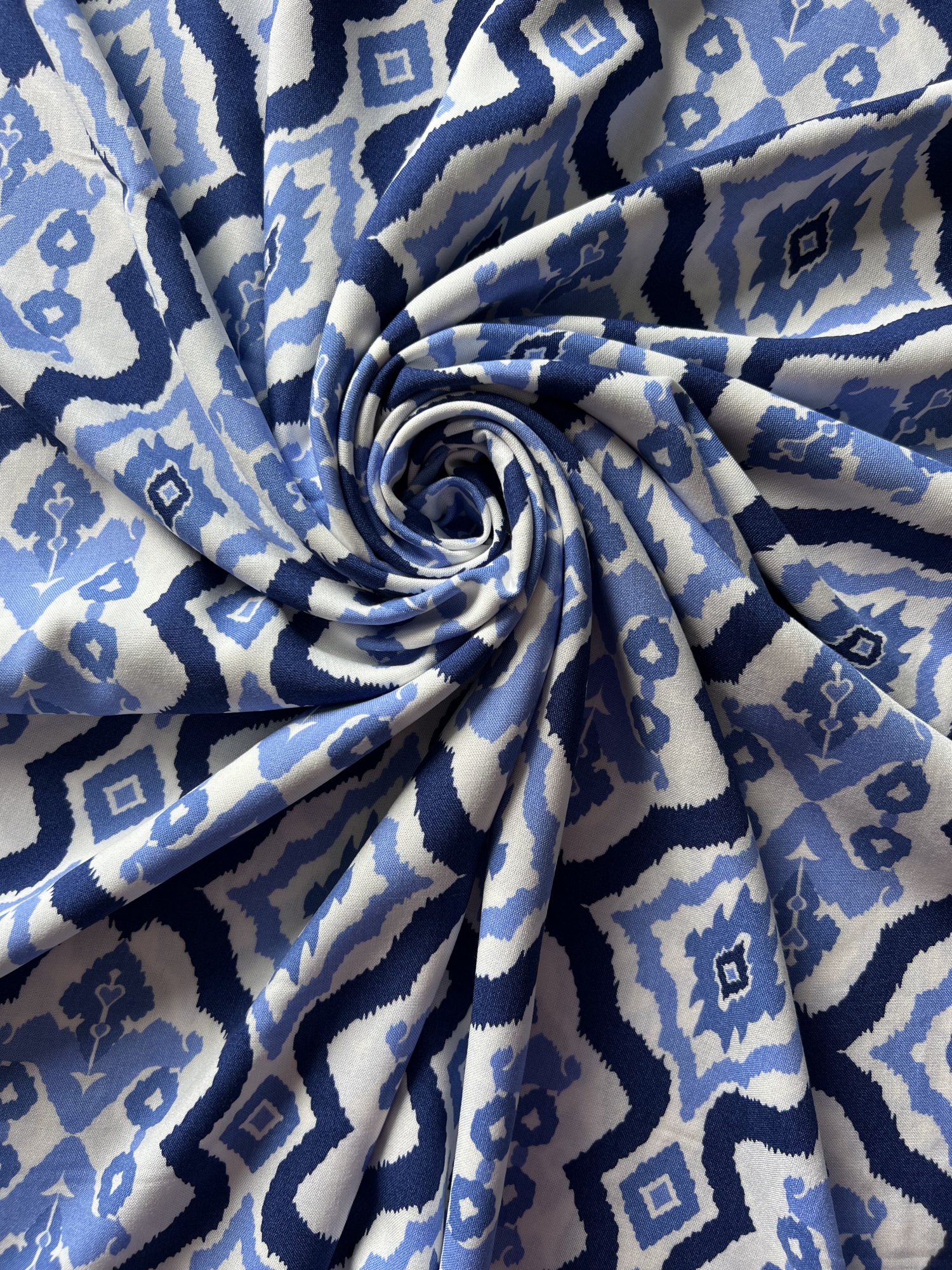 batch_ELNV6 (4) Mavi Geometrik Desenli Pamuk-Viskoz Kumaş – Yumuşak, Hafif ve Dökümlü | Elbise, Bluz, Tunik ve Pantolon İçin | 150 cm Genişlik - ELNV6 - Görsel 1