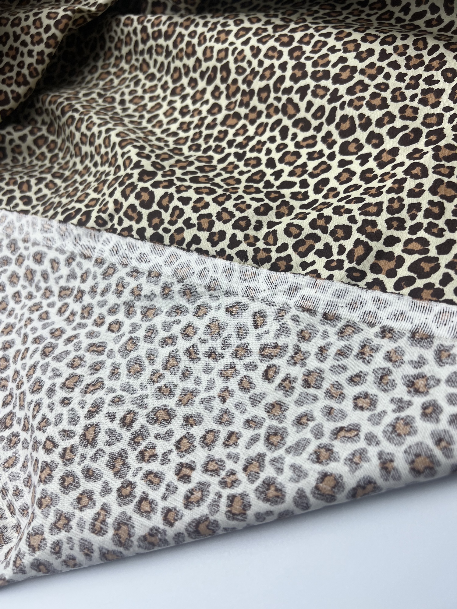 batch_IMG_6628 Leopar Desenli Viskon‑Pamuk Poplin Kumaş – Drapeli, Yumuşak ve Nefes Alan | 150 cm x 100 cm - ELNP1 - Görsel 1