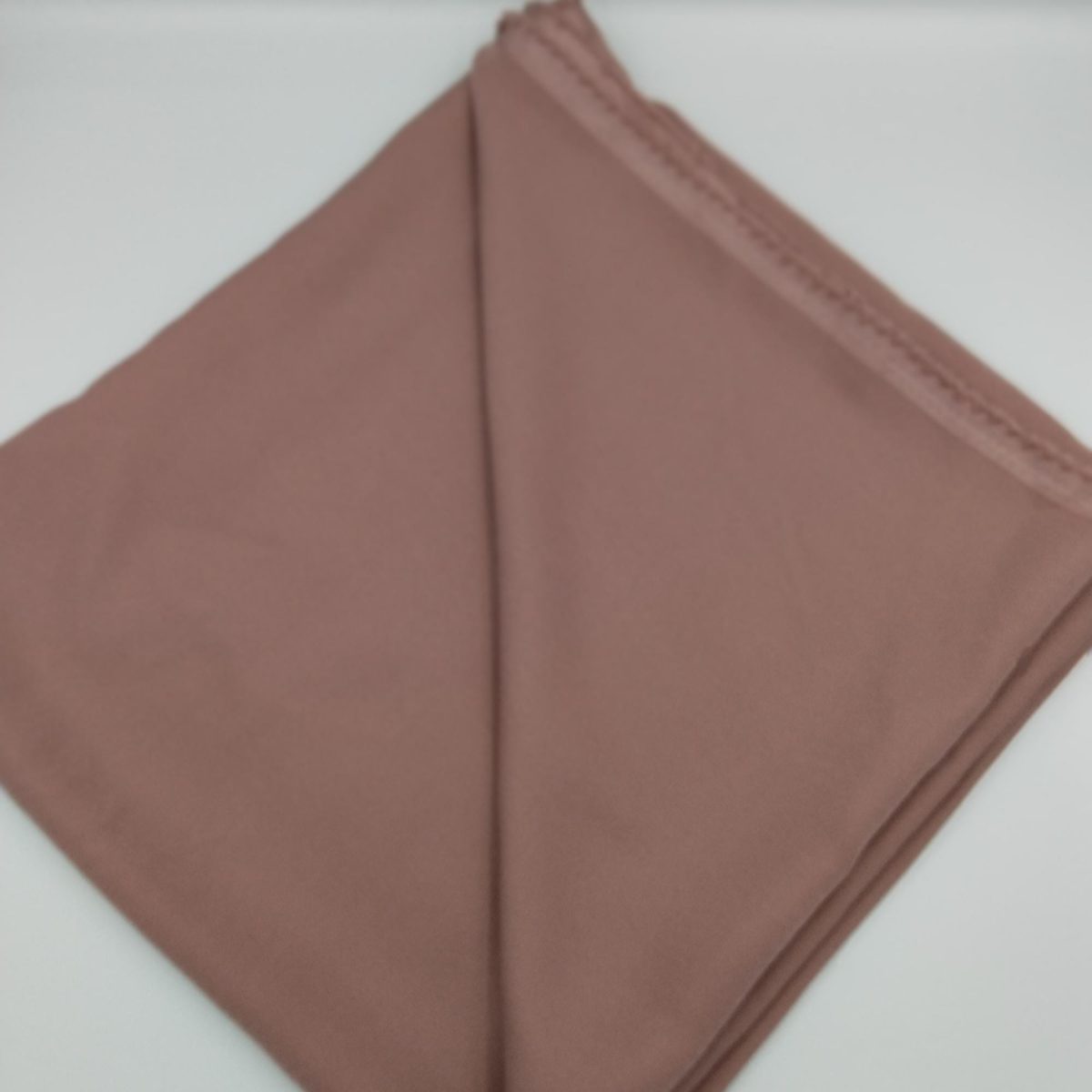 Bej Viskon Saten Kumaş – Yumuşak, Parlak ve Drapeli Dokulu | 150 cm x 100 cm