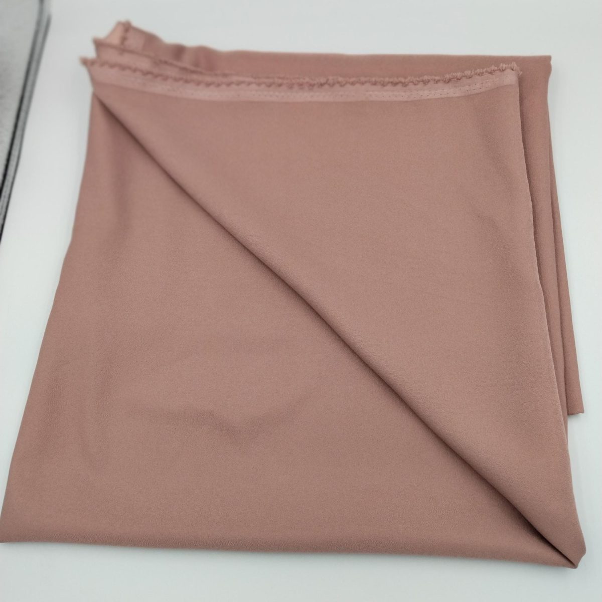 Bej Viskon Saten Kumaş – Yumuşak, Parlak ve Drapeli Dokulu | 150 cm x 100 cm