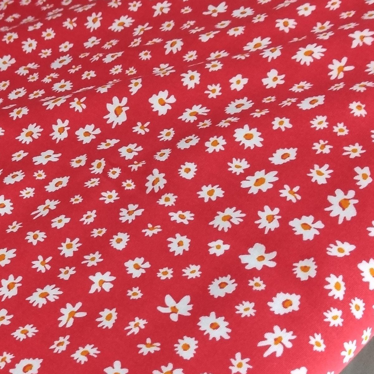 Kırmızı Çiçek Desenli Viskon Kumaş – Hafif, Drapeli ve Nefes Alan Doku | 150 cm x 100 cm