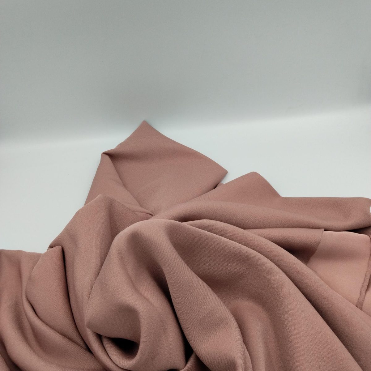 Bej Viskon Saten Kumaş – Yumuşak, Parlak ve Drapeli Dokulu | 150 cm x 100 cm