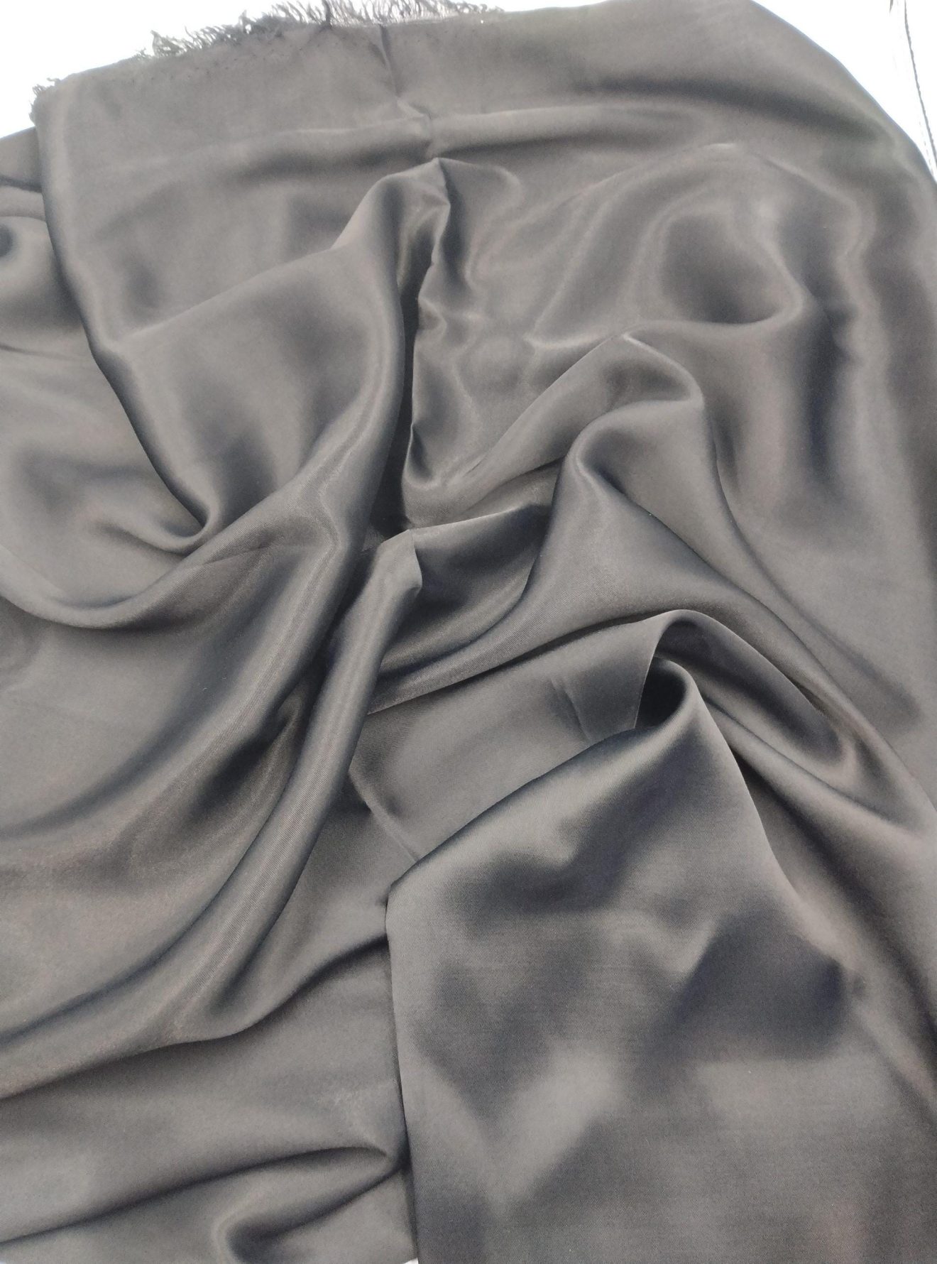 Siyah Saten Şifon Kumaş – Yumuşak, Drapeli ve İpeksi Doku | 150 cm x 100 cm