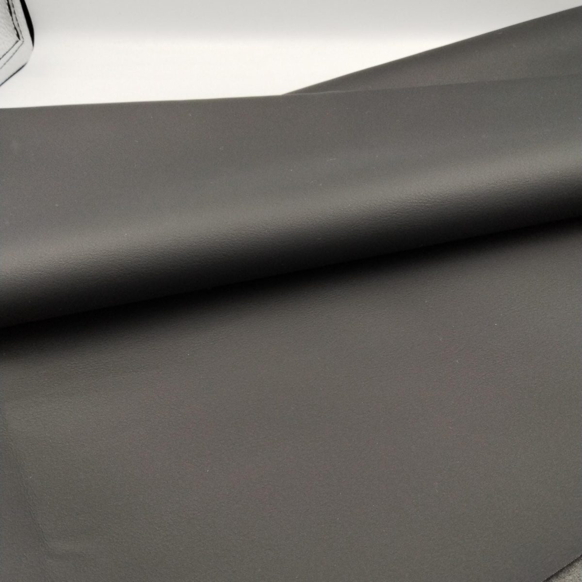 Siyah Suni Deri Kumaş – Premium Kaplama Vinil, Döşemelik ve Aksesuar İçin | 140 cm Genişlik