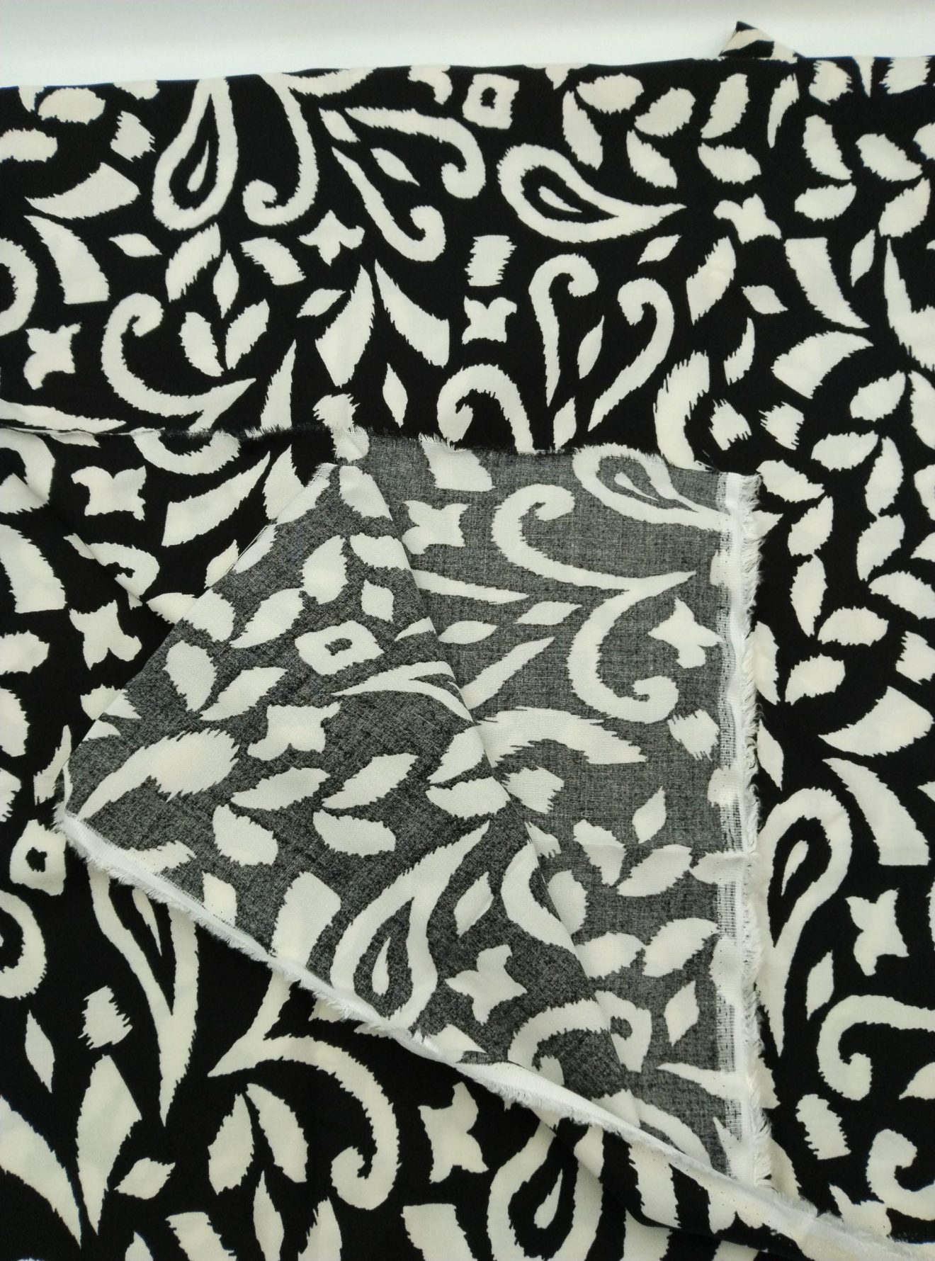 Siyah‑Beyaz Viskon‑Pamuk Kumaş – Drapeli, Yumuşak ve Hafif Doku | 150 cm x 100 cm