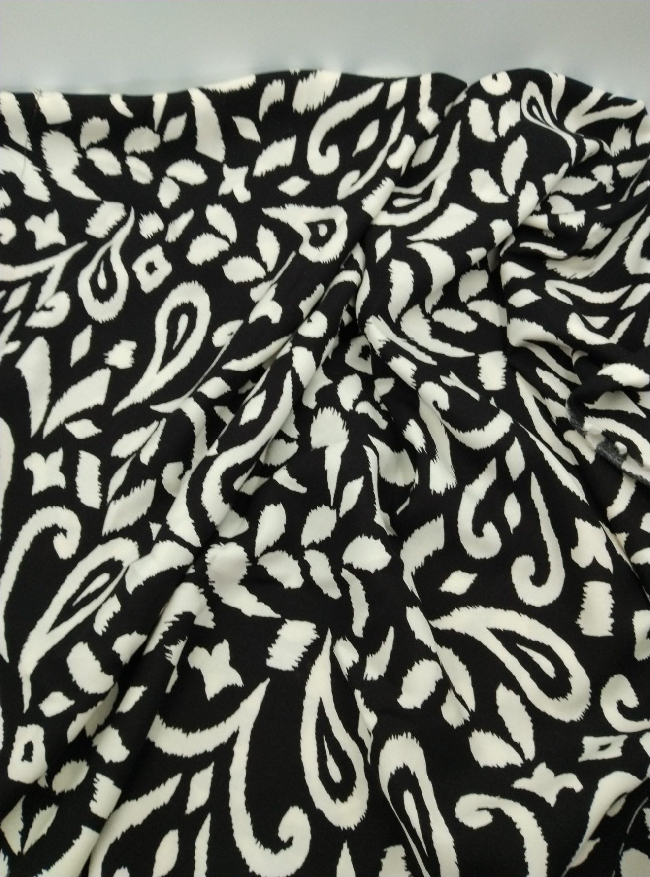 Siyah‑Beyaz Viskon‑Pamuk Kumaş – Drapeli, Yumuşak ve Hafif Doku | 150 cm x 100 cm