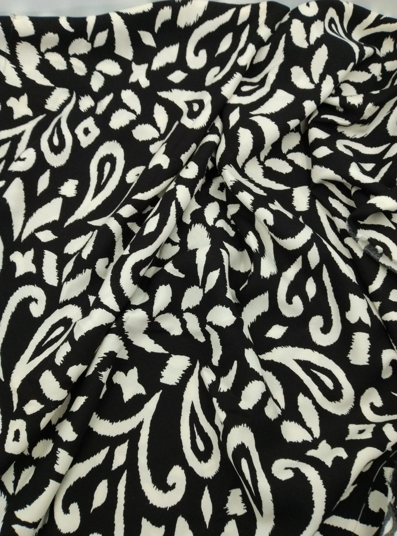 Siyah‑Beyaz Viskon‑Pamuk Kumaş – Drapeli, Yumuşak ve Hafif Doku | 150 cm x 100 cm