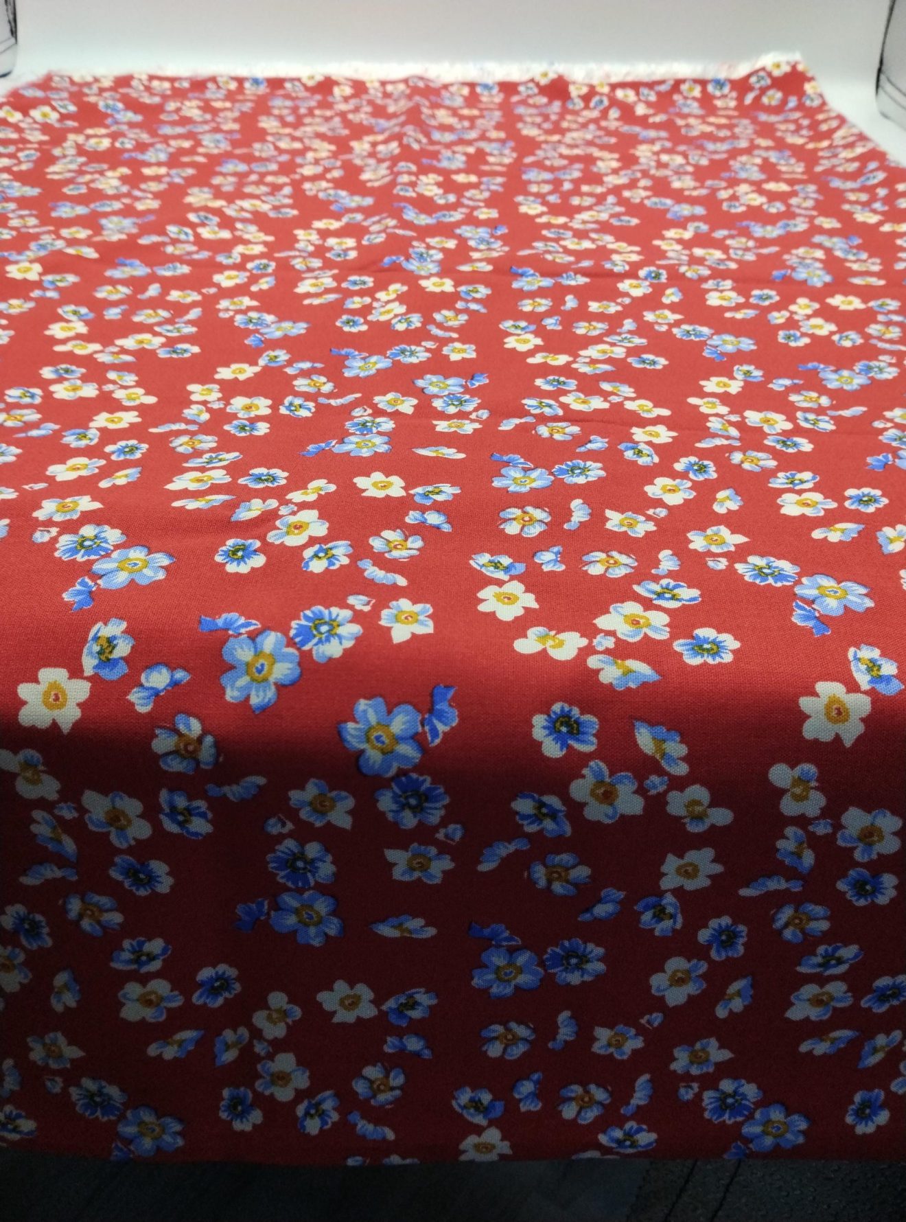 Kırmızı Çiçek Desenli Viskon‑Pamuk Kumaş – Drapeli, Yumuşak ve Nefes Alan Doku | 150 cm x 100 cm