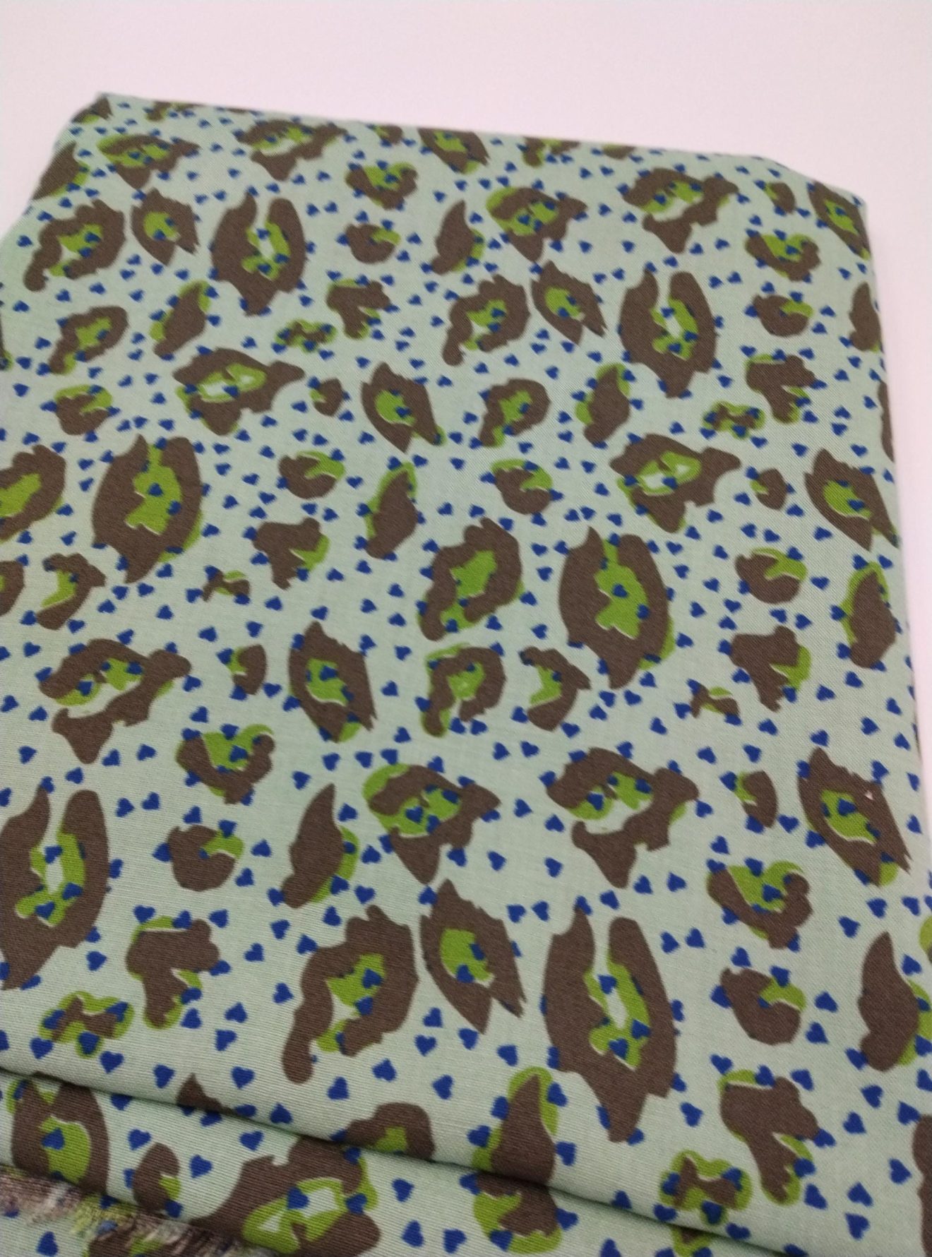 Mint Yeşili Leopar Desenli Pamuk‑Viskon Kumaş – Hafif, Drapeli ve Yumuşak Doku | 150 cm x 100 cm