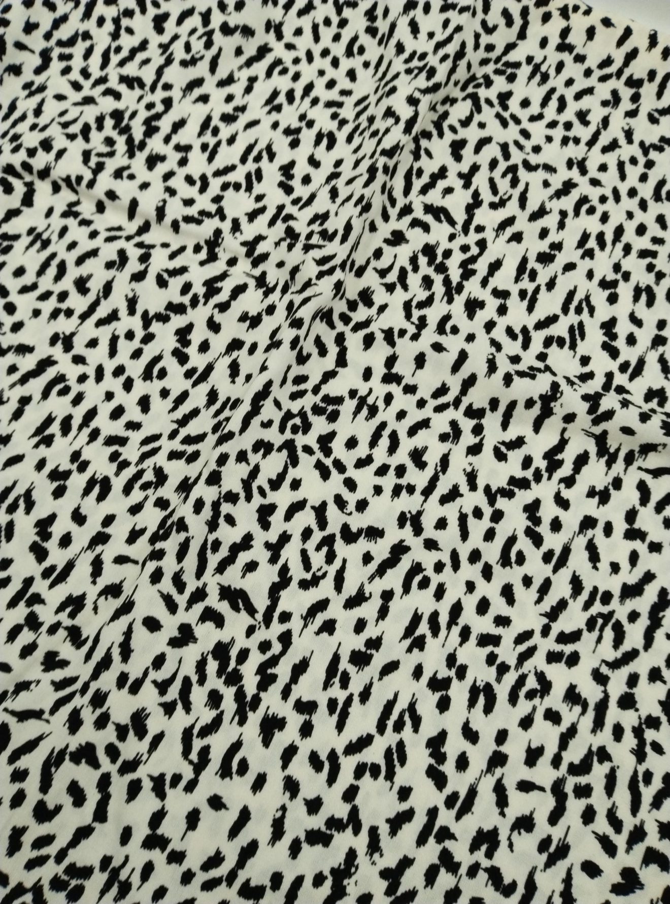 Siyah Beyaz Soyut Desenli Viskon Kumaş – Hafif, Dökümlü ve Nefes Alan | 150 cm x 100 cm