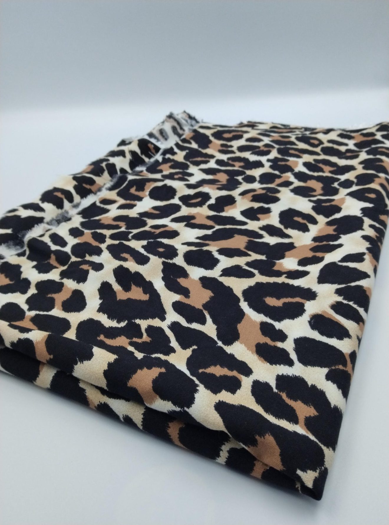 Leopar Baskılı Pamuk‑Viskoz Kumaş – Hafif, Dökümlü ve Yumuşak | Elbise, Bluz & Etek İçin | 150 cm Genişlik
