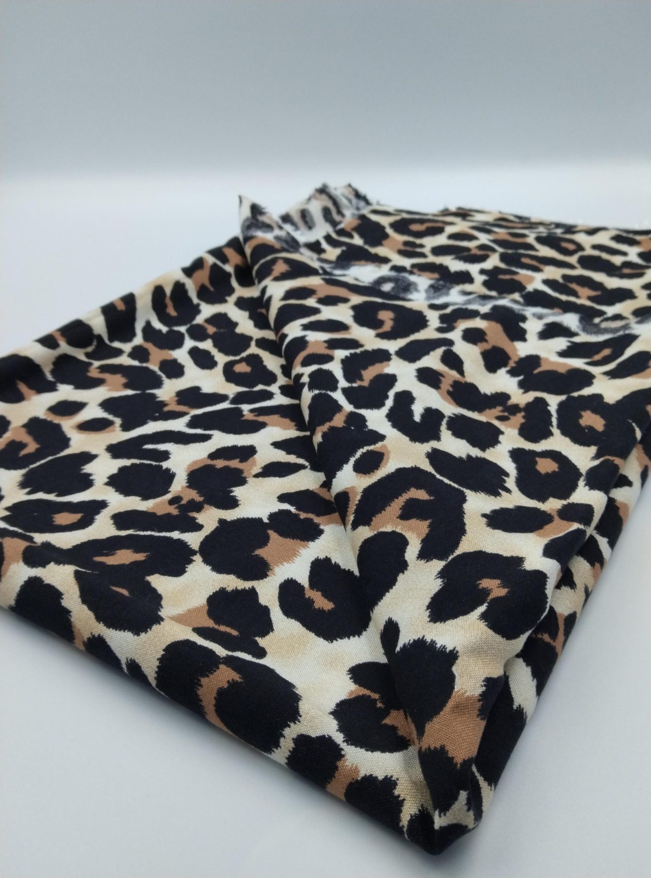 Leopar Baskılı Pamuk‑Viskoz Kumaş – Hafif, Dökümlü ve Yumuşak | Elbise, Bluz & Etek İçin | 150 cm Genişlik
