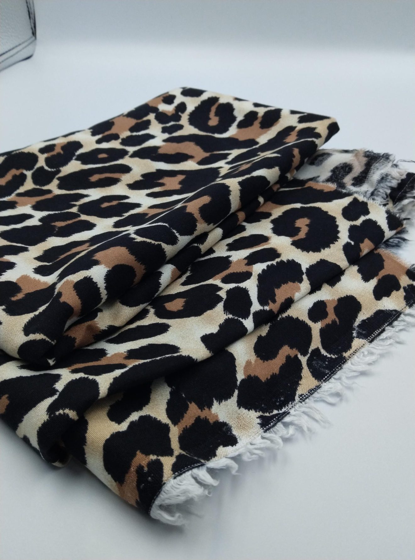 Leopar Baskılı Pamuk‑Viskoz Kumaş – Hafif, Dökümlü ve Yumuşak | Elbise, Bluz & Etek İçin | 150 cm Genişlik