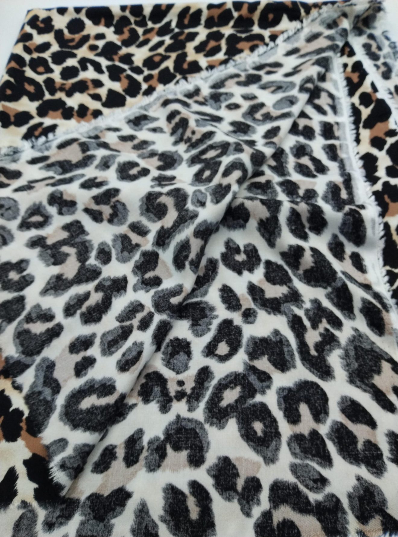 Leopar Baskılı Pamuk‑Viskoz Kumaş – Hafif, Dökümlü ve Yumuşak | Elbise, Bluz & Etek İçin | 150 cm Genişlik