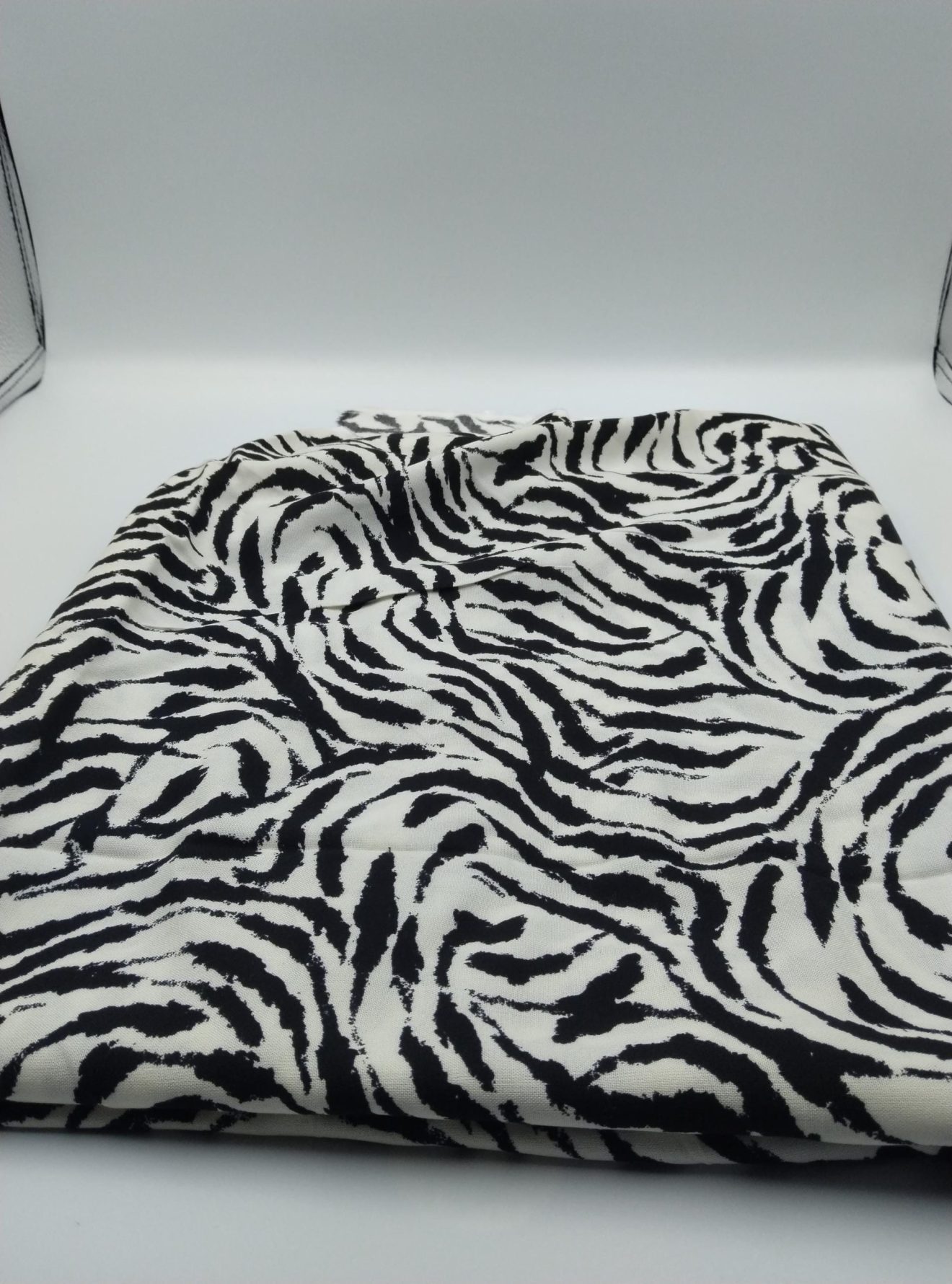 Siyah Beyaz Zebra Baskılı Pamuk‑Viskoz Kumaş – Hafif, Dökümlü & Yumuşak | Elbise, Bluz, Kimono İçin | 150 cm Genişlik</strong