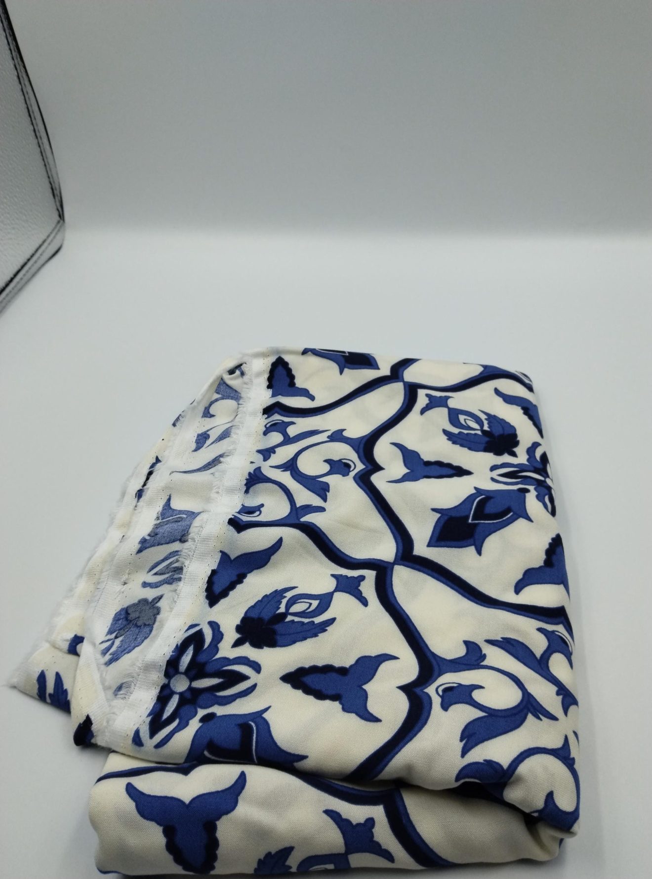 Mavi Karo Desenli Pamuk Viskon Kumaş – Hafif, Dökümlü ve Şık Kumaş | Elbise, Kimono, Bluz ve Etek İçin | 150 cm Genişlik