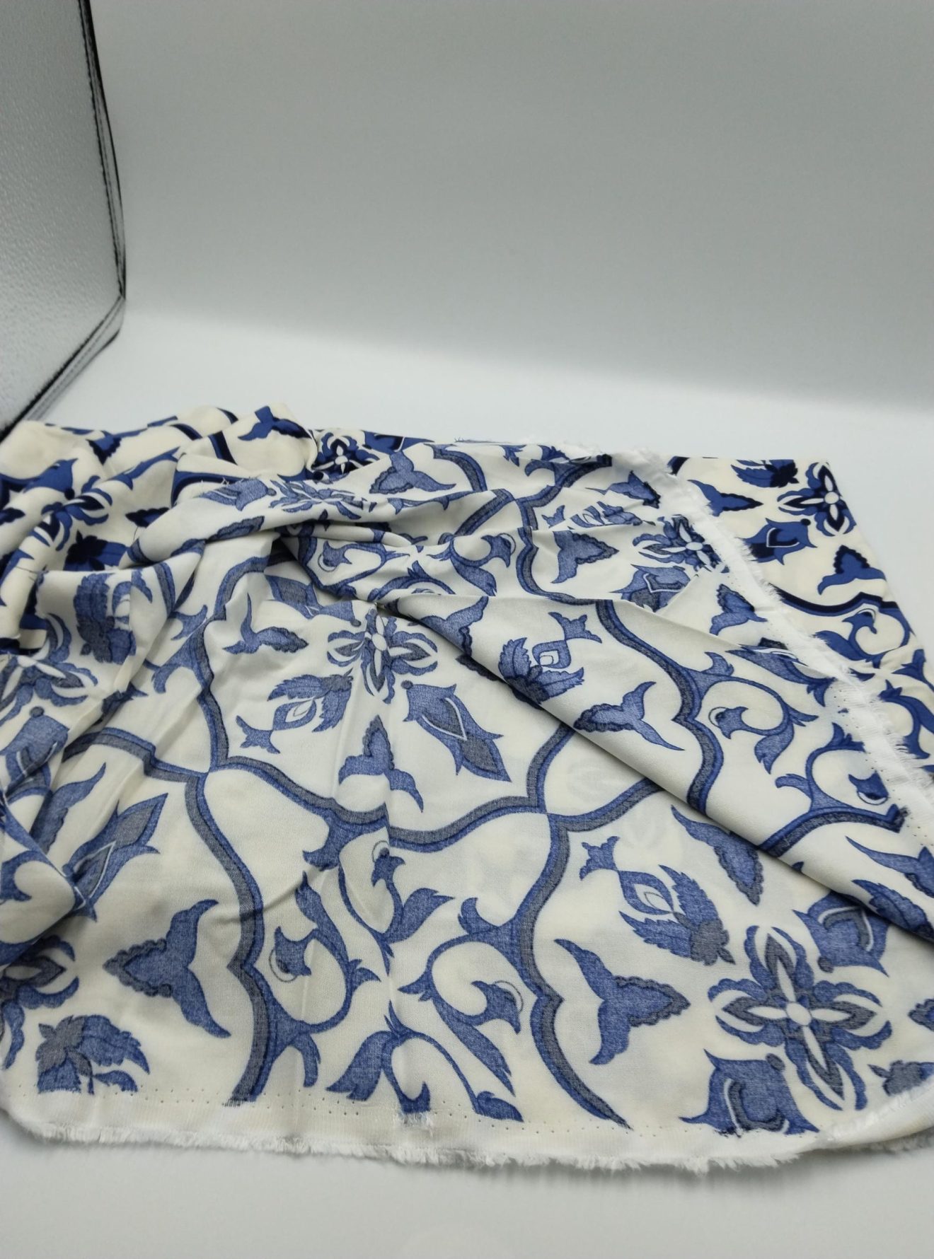 Mavi Karo Desenli Pamuk Viskon Kumaş – Hafif, Dökümlü ve Şık Kumaş | Elbise, Kimono, Bluz ve Etek İçin | 150 cm Genişlik