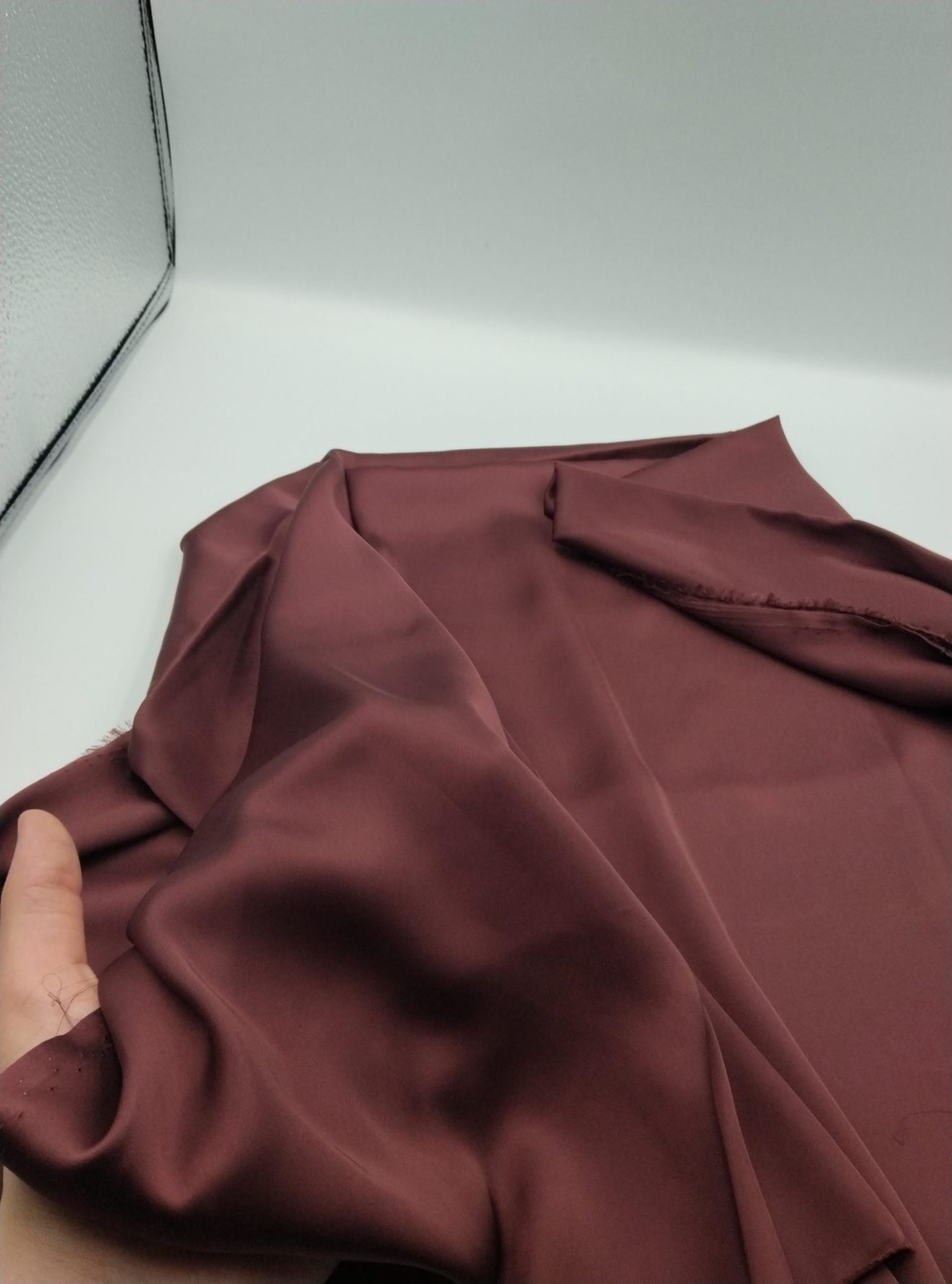 Şarap Kırmızı Saten Şifon Kumaş – Yumuşak, Dökümlü ve Parlak İpek Hissi Veren Kumaş | Elbise, Bluz ve Gece Elbiseleri İçin | 150 cm Genişlik