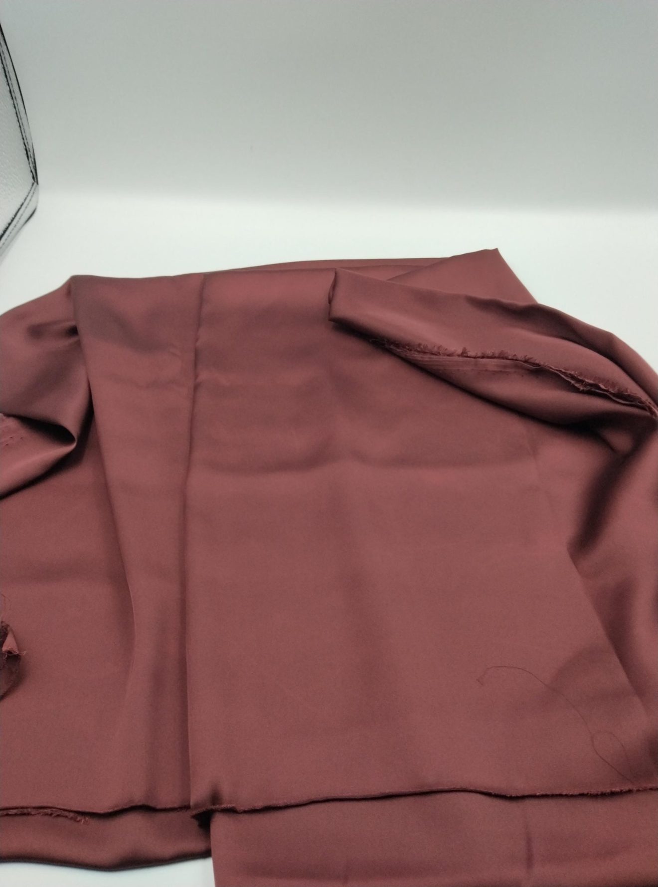 Şarap Kırmızı Saten Şifon Kumaş – Yumuşak, Dökümlü ve Parlak İpek Hissi Veren Kumaş | Elbise, Bluz ve Gece Elbiseleri İçin | 150 cm Genişlik