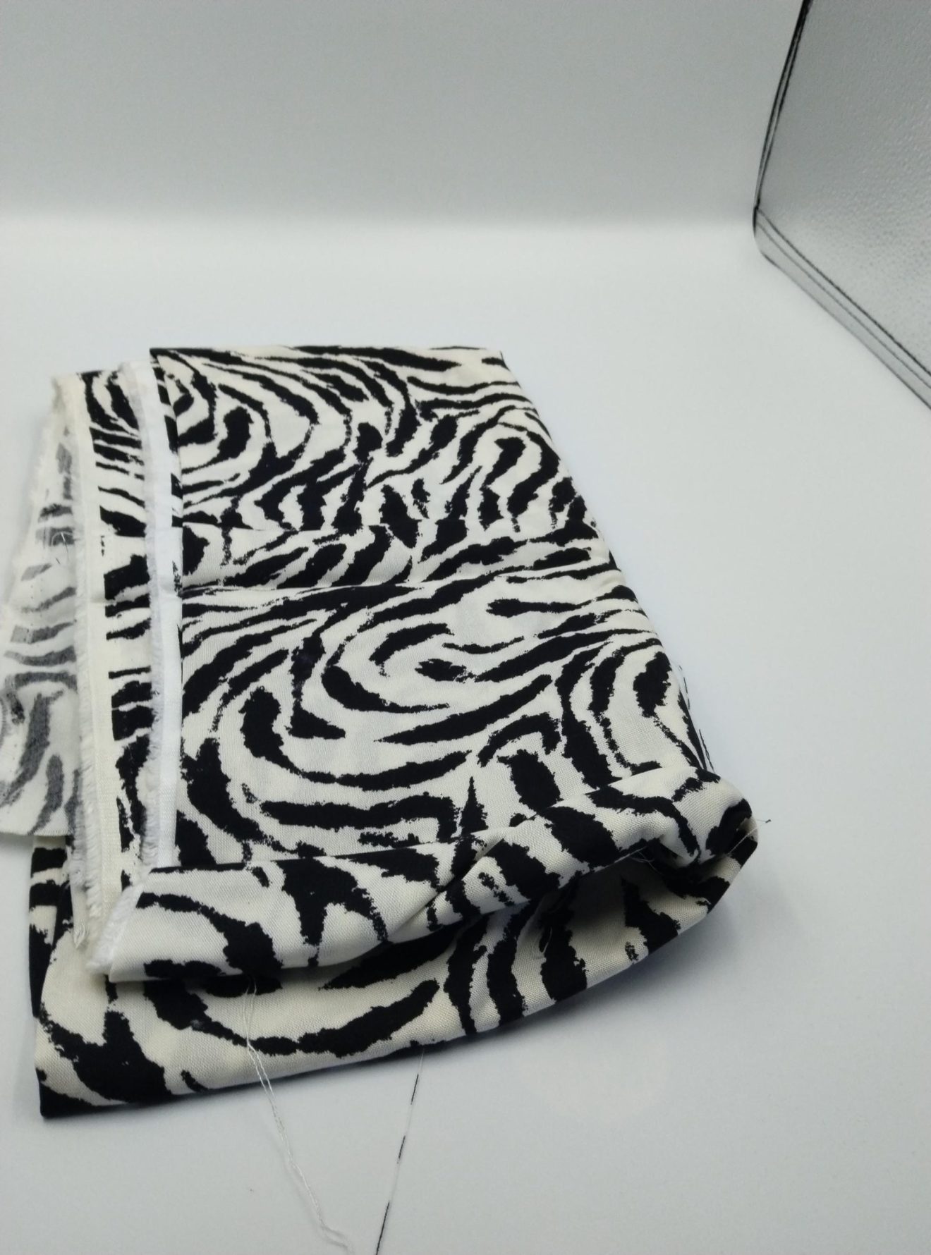 Siyah Beyaz Zebra Baskılı Pamuk‑Viskoz Kumaş – Hafif, Dökümlü & Yumuşak | Elbise, Bluz, Kimono İçin | 150 cm Genişlik</strong