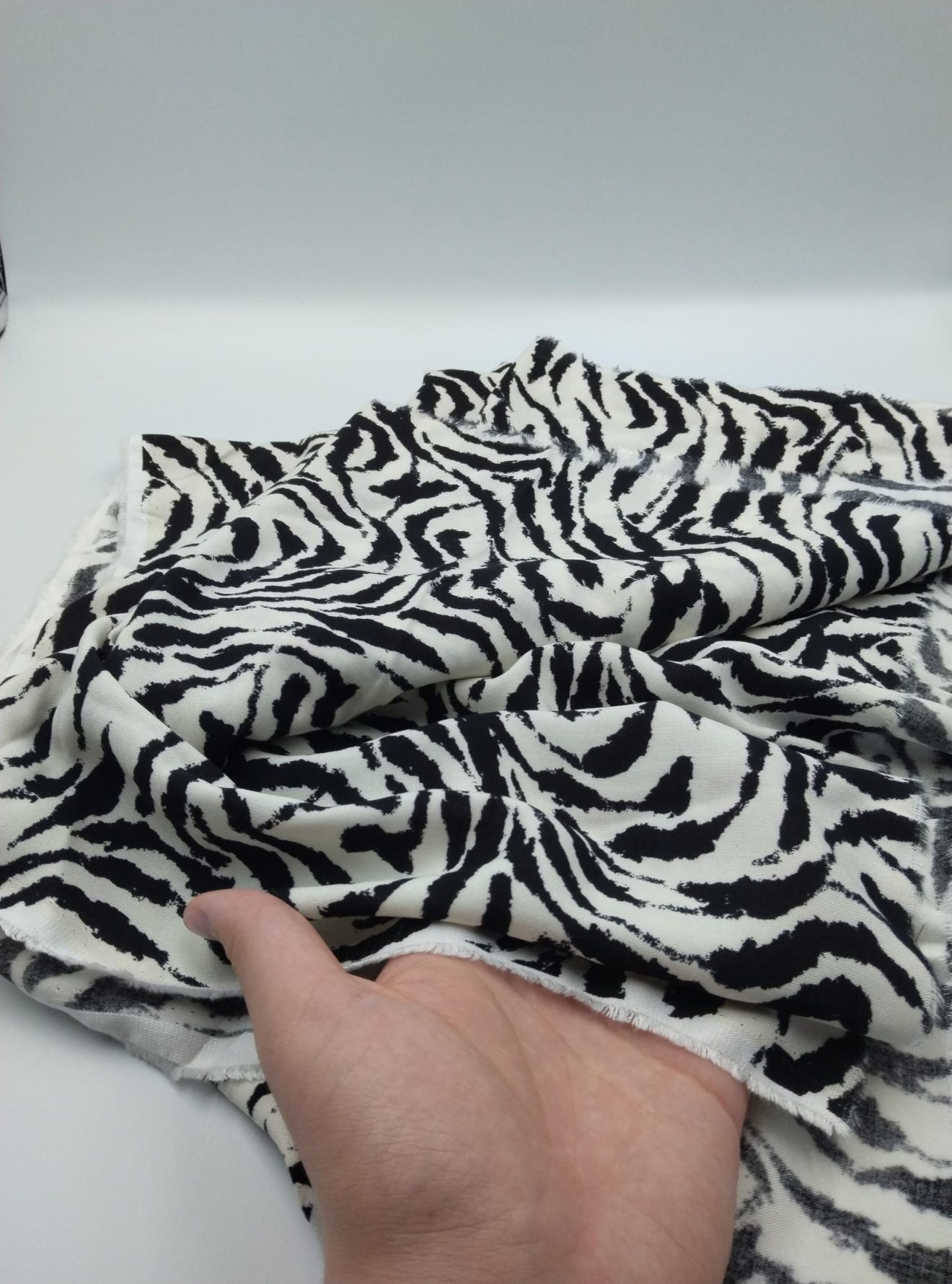 Siyah Beyaz Zebra Baskılı Pamuk‑Viskoz Kumaş – Hafif, Dökümlü & Yumuşak | Elbise, Bluz, Kimono İçin | 150 cm Genişlik</strong