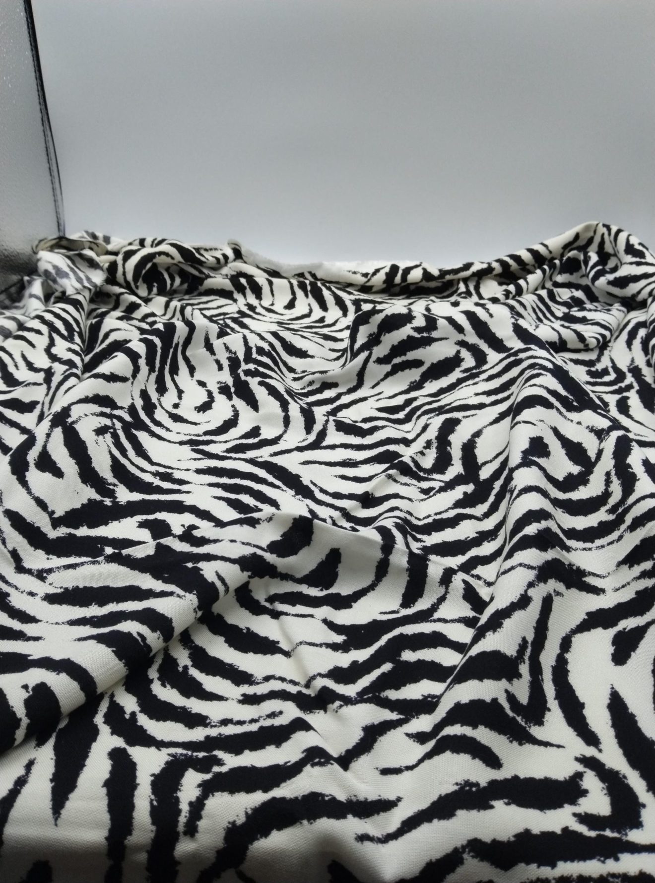 Siyah Beyaz Zebra Baskılı Pamuk‑Viskoz Kumaş – Hafif, Dökümlü & Yumuşak | Elbise, Bluz, Kimono İçin | 150 cm Genişlik</strong