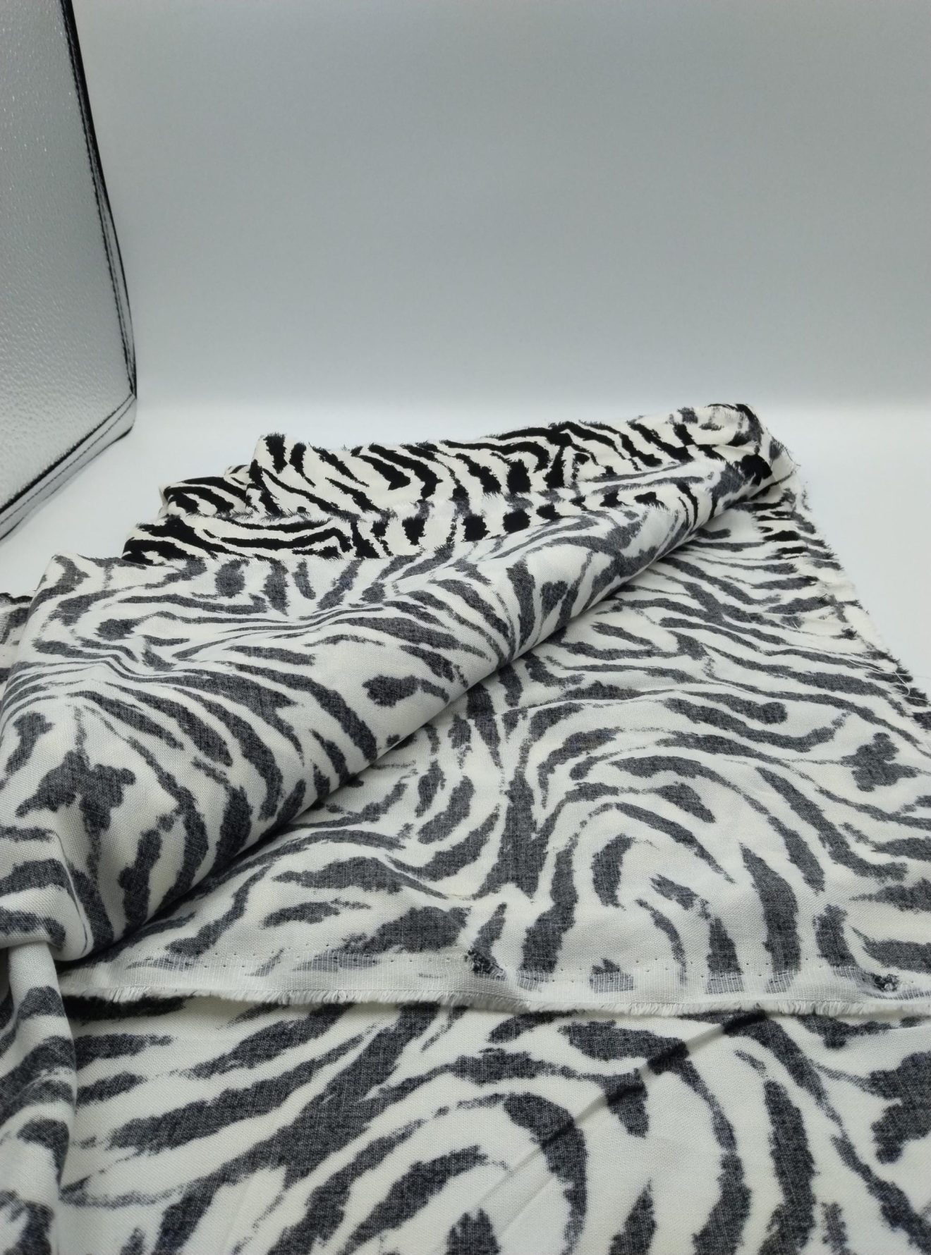 Siyah Beyaz Zebra Baskılı Pamuk‑Viskoz Kumaş – Hafif, Dökümlü & Yumuşak | Elbise, Bluz, Kimono İçin | 150 cm Genişlik</strong