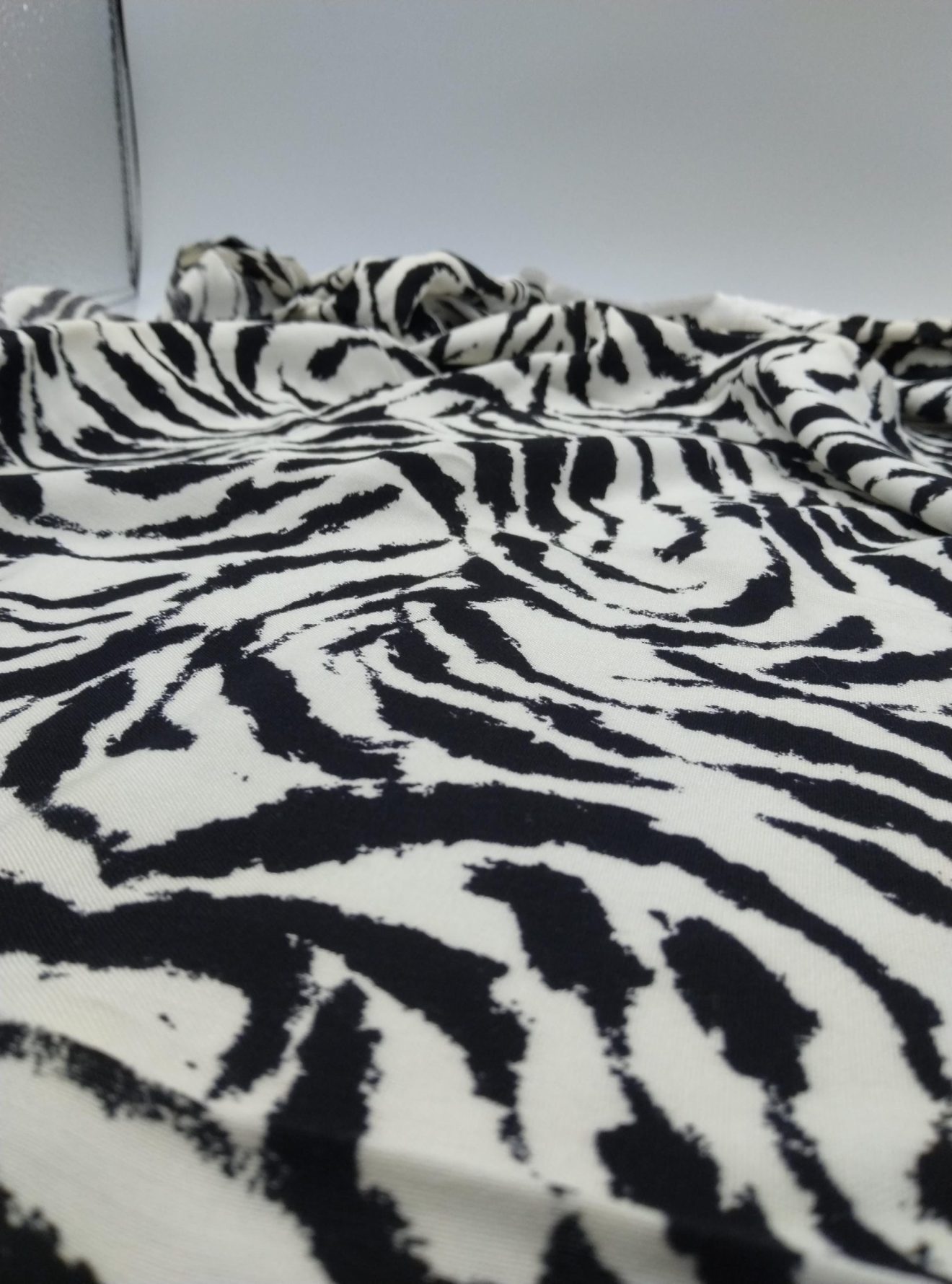 Siyah Beyaz Zebra Baskılı Pamuk‑Viskoz Kumaş – Hafif, Dökümlü & Yumuşak | Elbise, Bluz, Kimono İçin | 150 cm Genişlik</strong