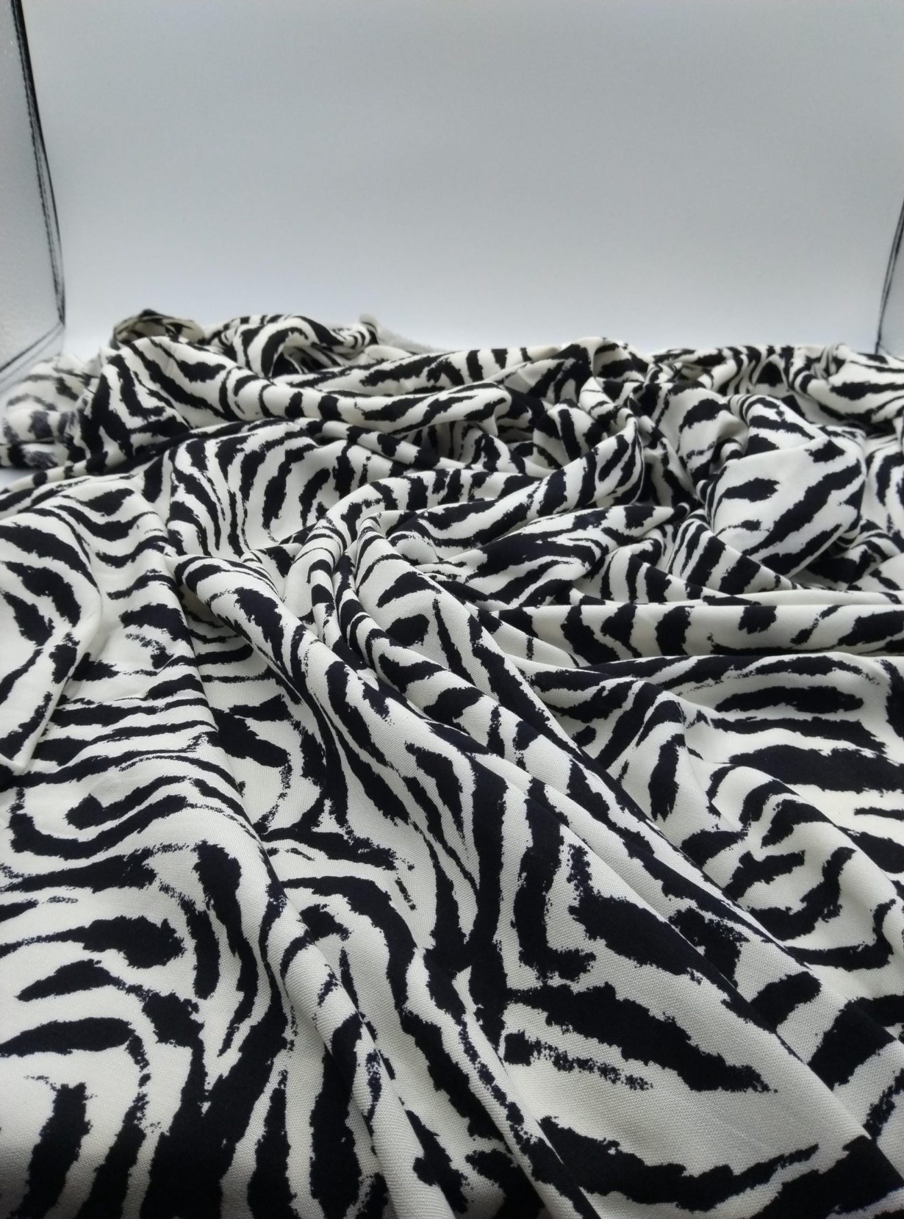 Siyah Beyaz Zebra Baskılı Pamuk‑Viskoz Kumaş – Hafif, Dökümlü & Yumuşak | Elbise, Bluz, Kimono İçin | 150 cm Genişlik</strong
