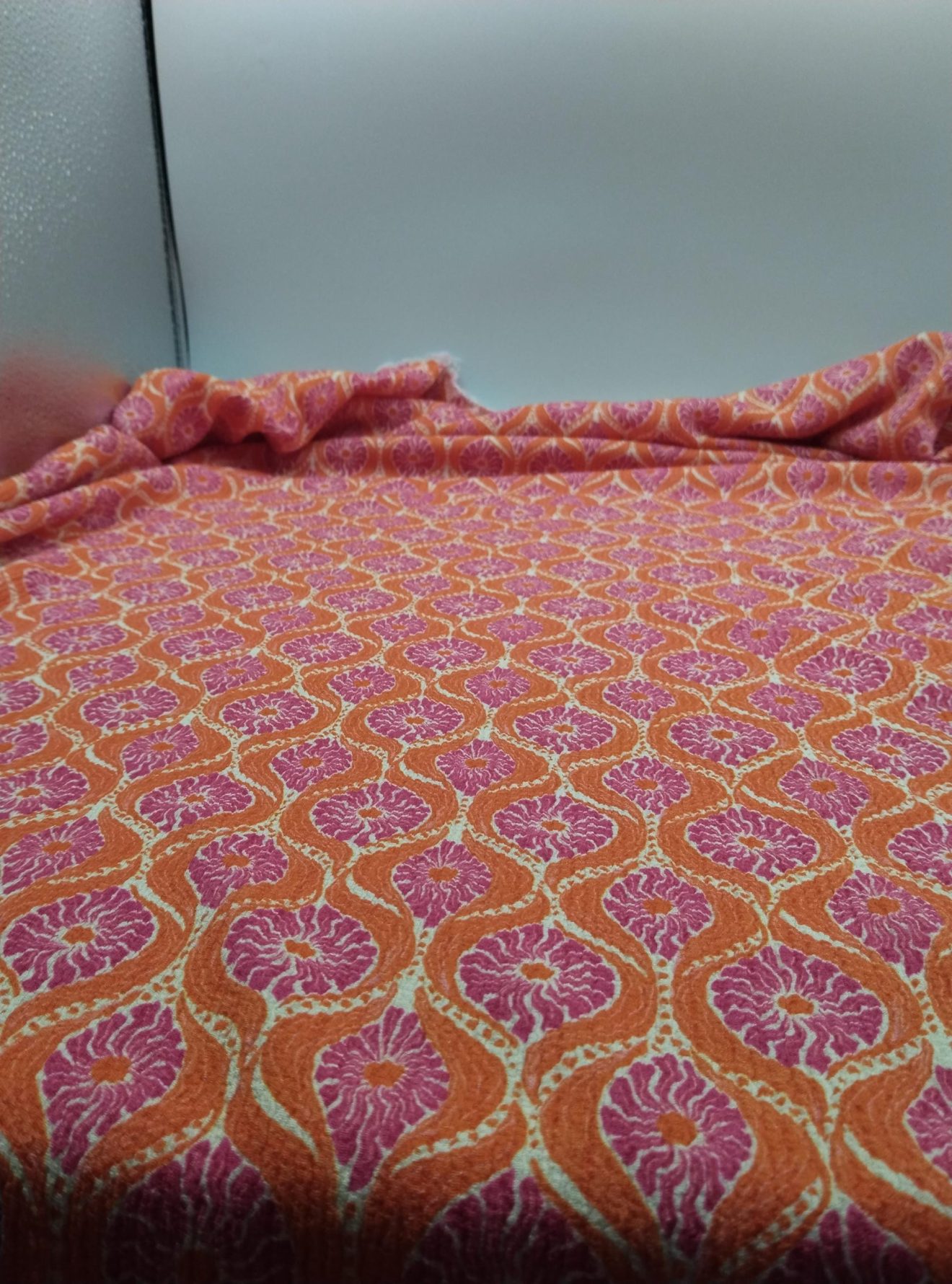 Turuncu-Kırmızı Crinkle Jersey Triko Kumaş – Dökümlü, Esnek & Yumuşak | Elbise, Bluz, Şal & Yazlık Giyim İçin | 150 cm Genişlik