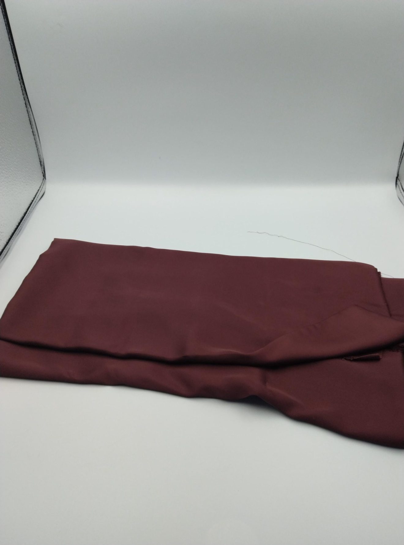 Şarap Kırmızı Saten Şifon Kumaş – Yumuşak, Dökümlü ve Parlak İpek Hissi Veren Kumaş | Elbise, Bluz ve Gece Elbiseleri İçin | 150 cm Genişlik