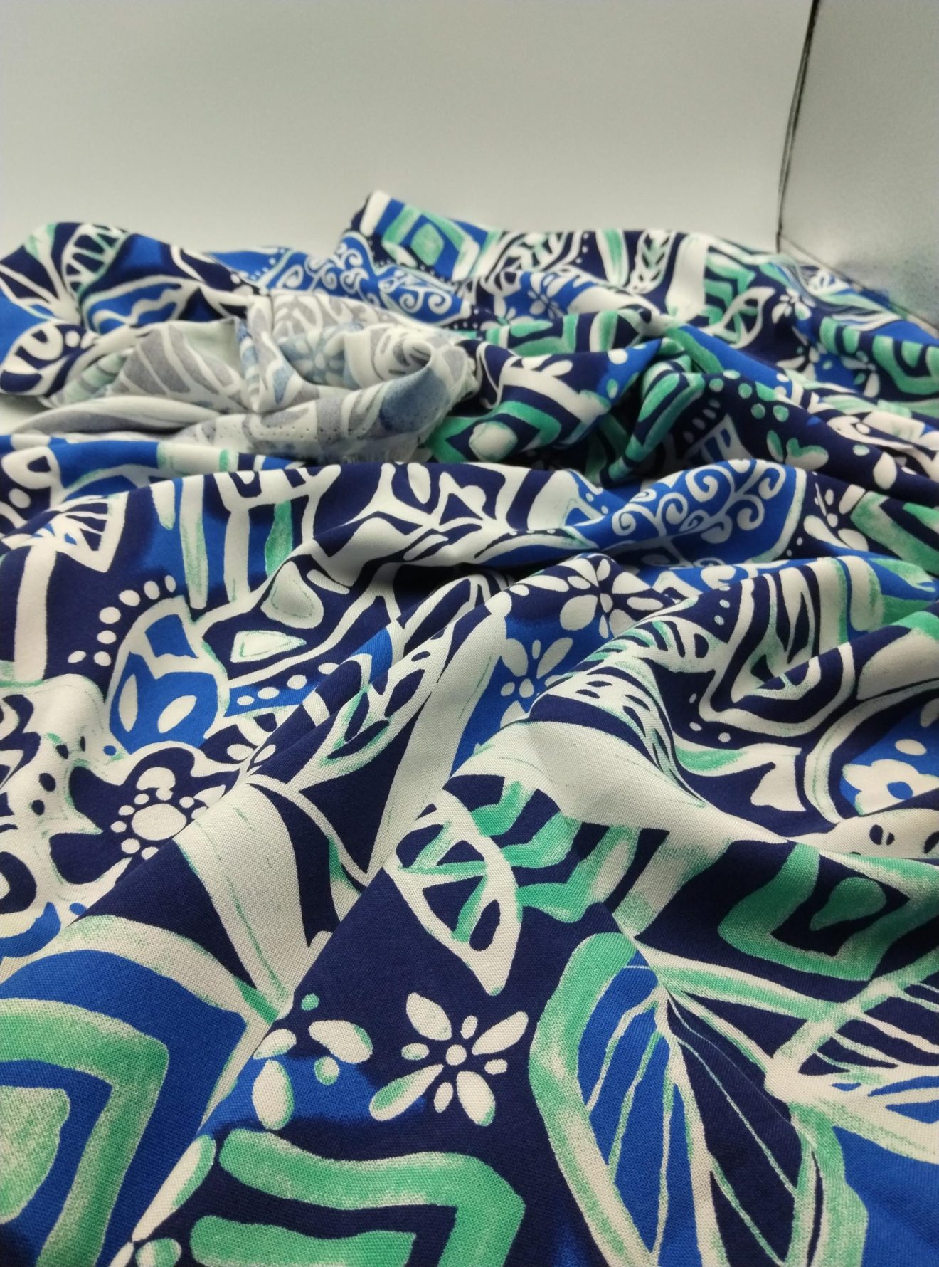 Mavi-Beyaz Desenli Viskon Belmando Kumaş – Yumuşak, Dökümlü ve İpek Hissi Veren Kumaş | Elbise, Kimono ve Bluz İçin | 150 cm Genişlik