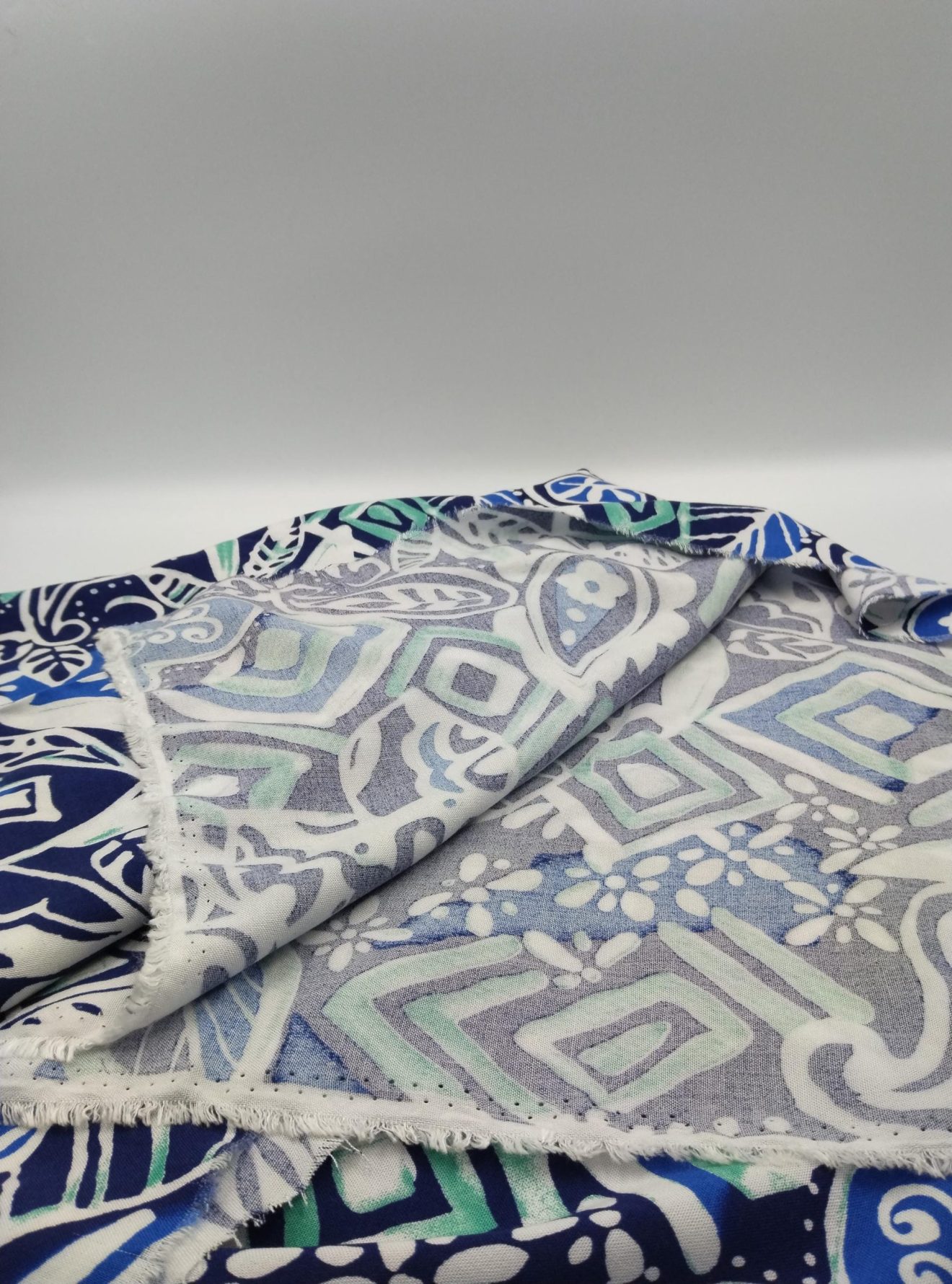 Mavi-Beyaz Desenli Viskon Belmando Kumaş – Yumuşak, Dökümlü ve İpek Hissi Veren Kumaş | Elbise, Kimono ve Bluz İçin | 150 cm Genişlik