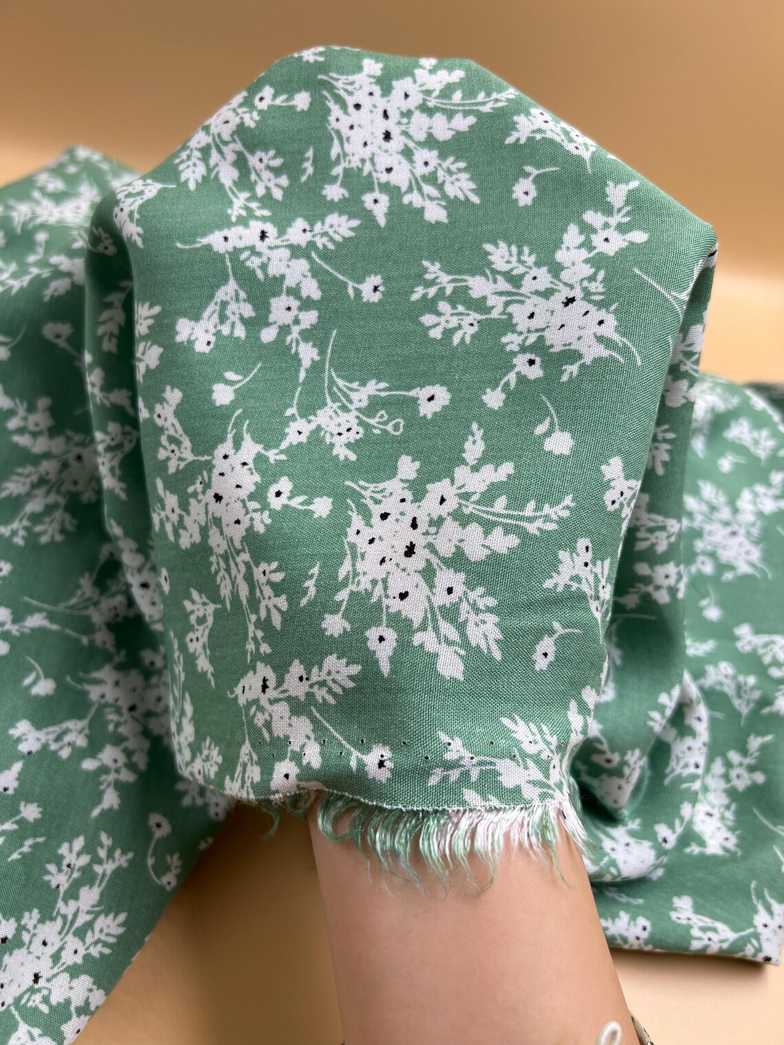 1 Yeşil Bugenvilla Çiçek Desenli Viskon – Yazlık, Dökümlü ve Rahat Kumaş | 150x100 cm ELNV81 - Görsel 2