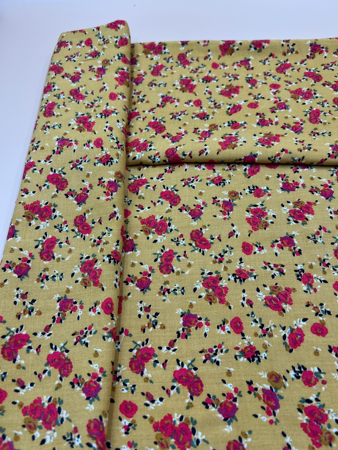 10 Hardal Renkli Minik Güller Viskon Kumaş – Hafif, Yumuşak ve Akıcı Yazlık Kumaş | 150x100 cm ELNV84 - Görsel 4