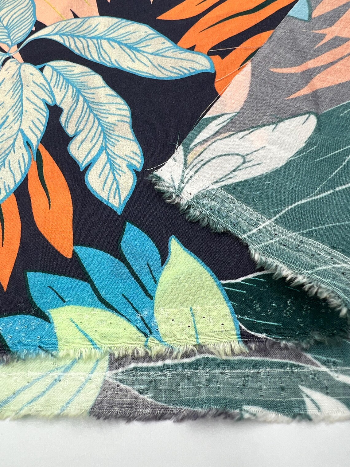 12 Tropikal Palmiye Yaprağı Desenli Viskon Voile Kumaş – Yumuşak, Hafif ve Dökümlü Yazlık Kumaş | 145x100 cm ELNV79 - Görsel 7