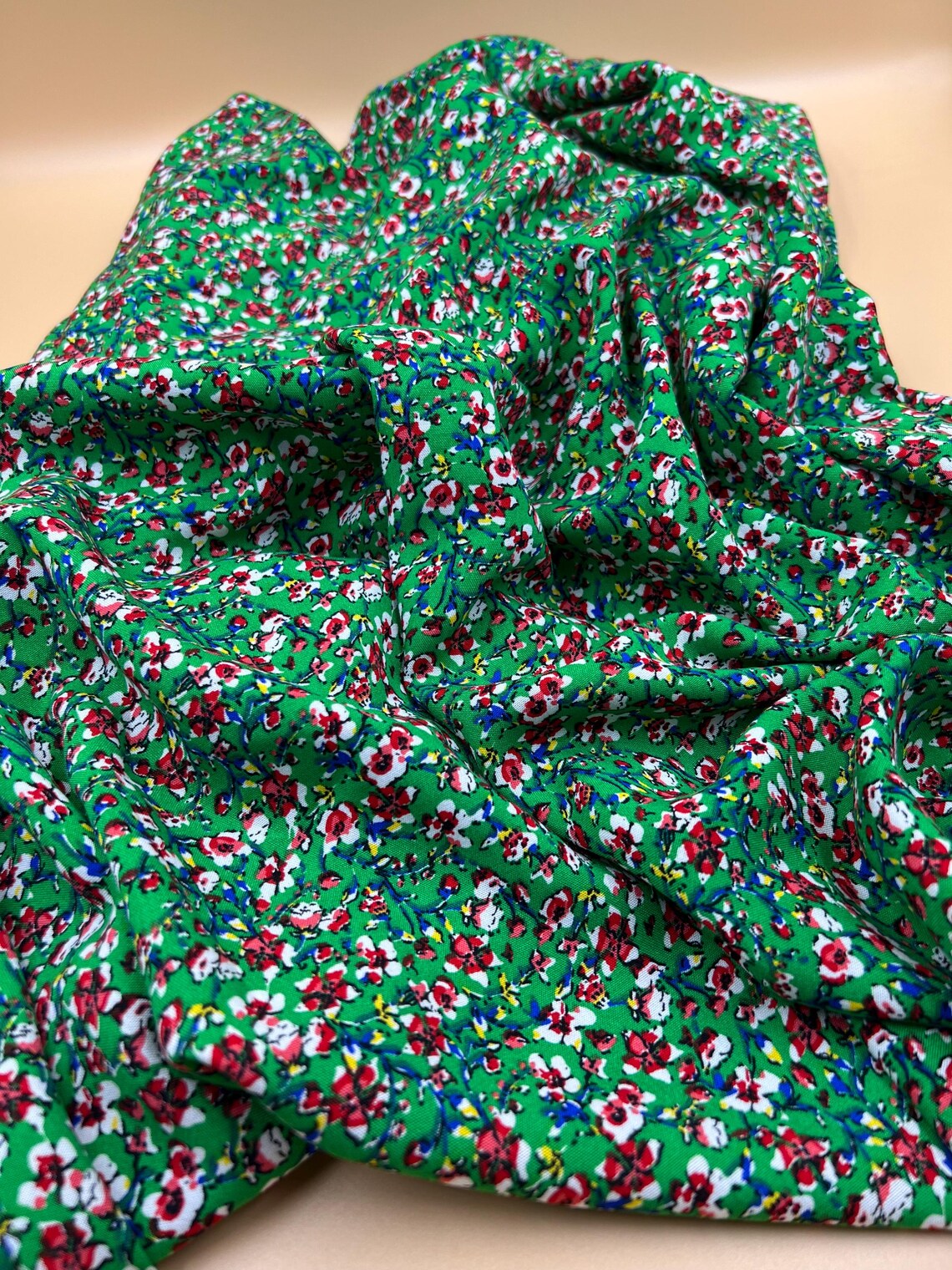 13 Yeşil Zambak Çiçek Desenli Viskon Kumaş – Yumuşak, Dökümlü ve Nefes Alan Yazlık Kumaş | 150x100 cm ELNV80 - Görsel 2