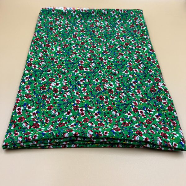 Yeşil Zambak Çiçek Desenli Viskon Kumaş – Yumuşak, Dökümlü ve Nefes Alan Yazlık Kumaş | 150x100 cm ELNV80