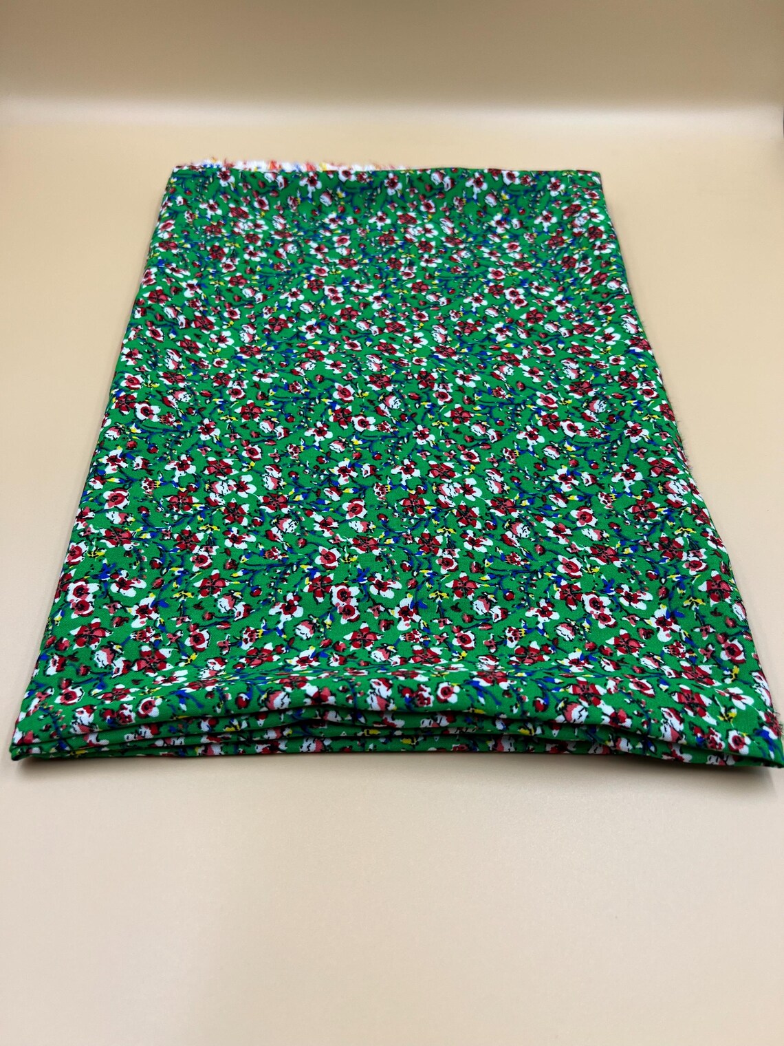 14 Yeşil Zambak Çiçek Desenli Viskon Kumaş – Yumuşak, Dökümlü ve Nefes Alan Yazlık Kumaş | 150x100 cm ELNV80 - Görsel 1