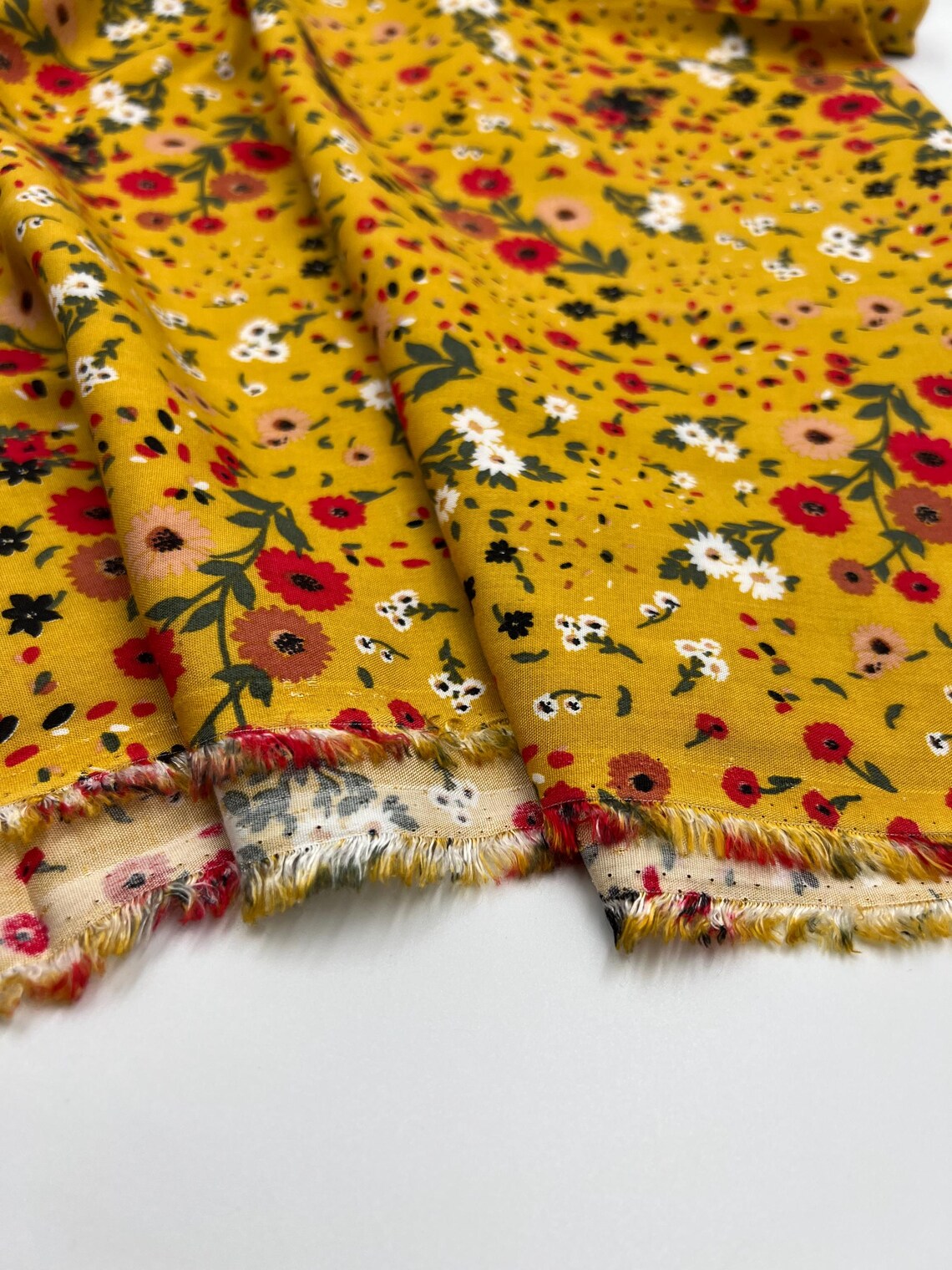 16 Bahar Esintisi Çiçekli Viskon Kumaş – Hafif, Rahat ve Dökümlü Yazlık Kumaş | 150x100 cm ELNV85 - Görsel 5