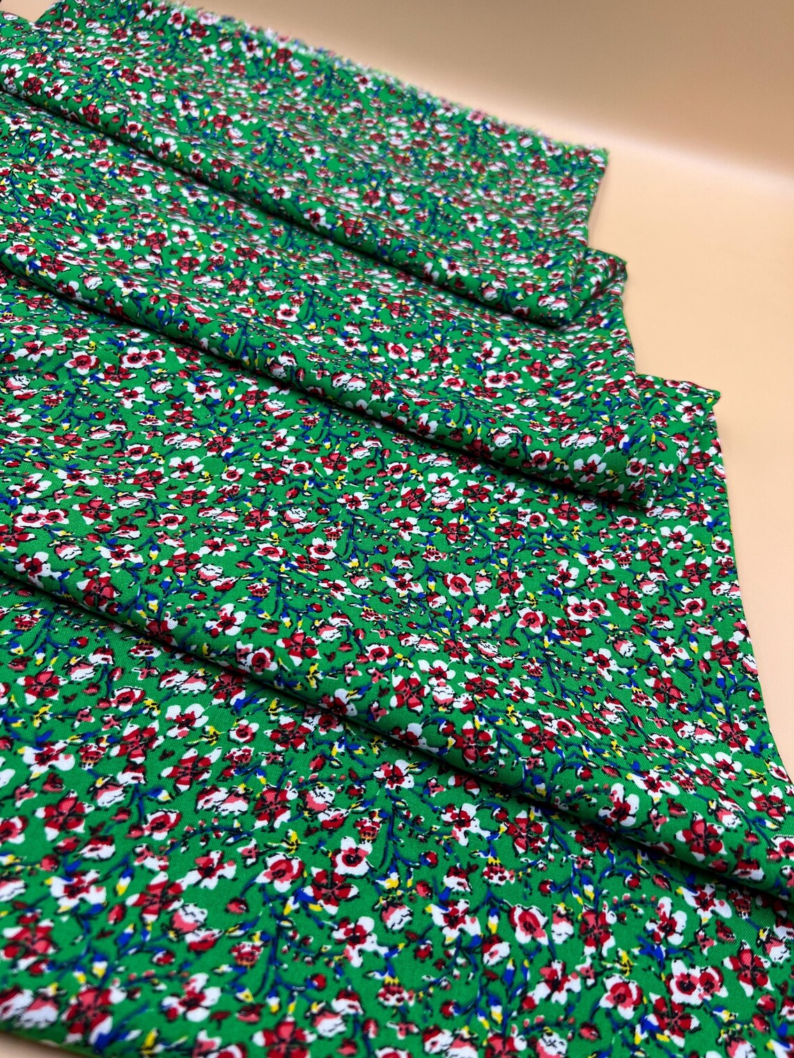 16 Yeşil Zambak Çiçek Desenli Viskon Kumaş – Yumuşak, Dökümlü ve Nefes Alan Yazlık Kumaş | 150x100 cm ELNV80 - Görsel 6