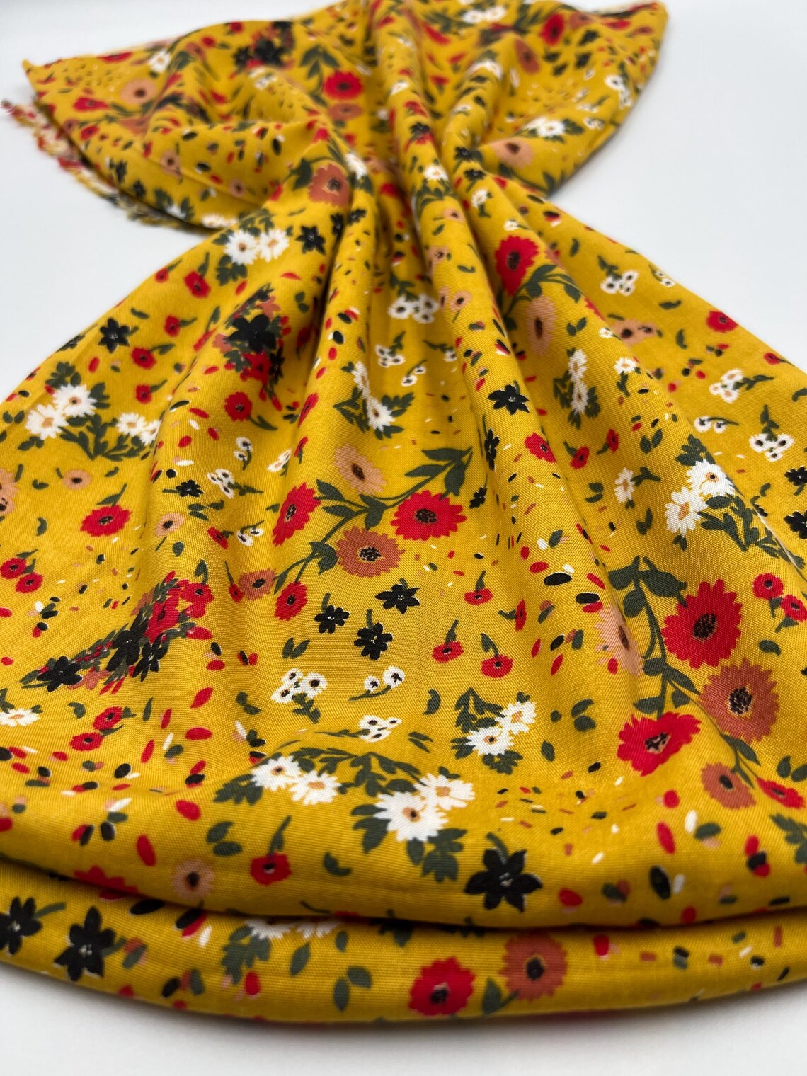 17 Bahar Esintisi Çiçekli Viskon Kumaş – Hafif, Rahat ve Dökümlü Yazlık Kumaş | 150x100 cm ELNV85 - Görsel 6