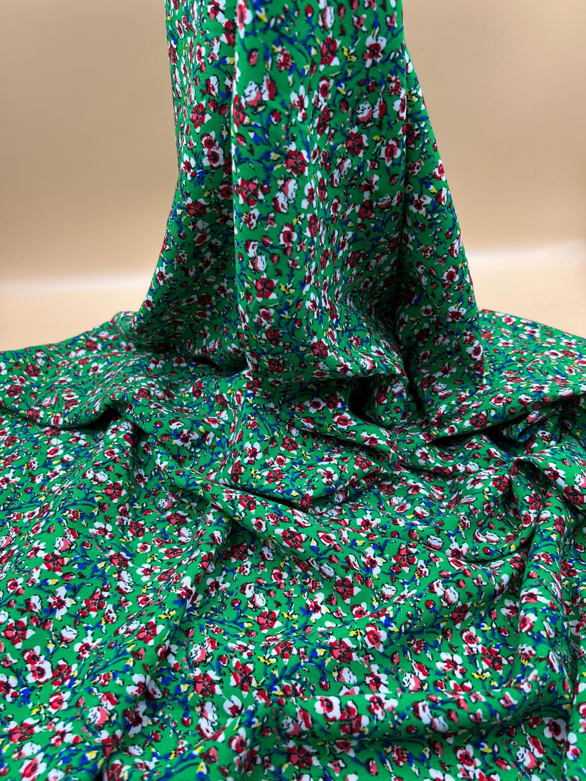 17 Yeşil Zambak Çiçek Desenli Viskon Kumaş – Yumuşak, Dökümlü ve Nefes Alan Yazlık Kumaş | 150x100 cm ELNV80 - Görsel 7