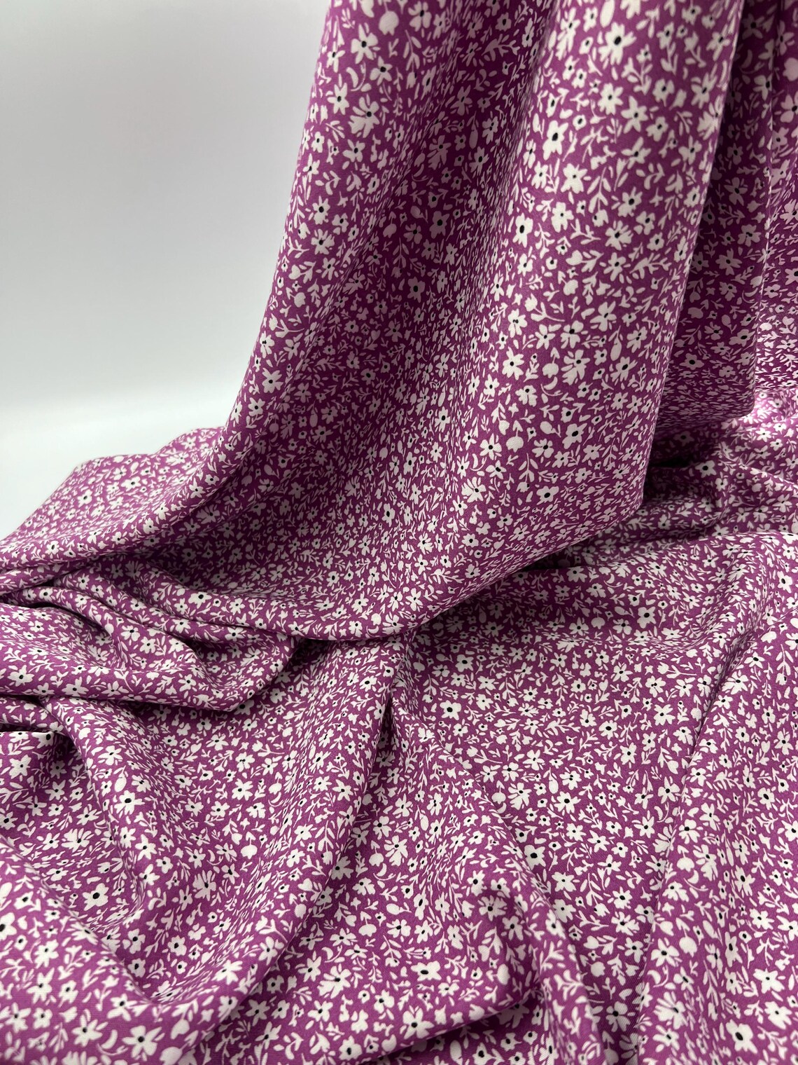 2 Pembe Mini Çiçek Desenli Pamuk Viskon Kumaş – Yumuşak, Hafif ve Dökümlü Yazlık Kumaş | 150x100 cm ELNV78 - Görsel 4