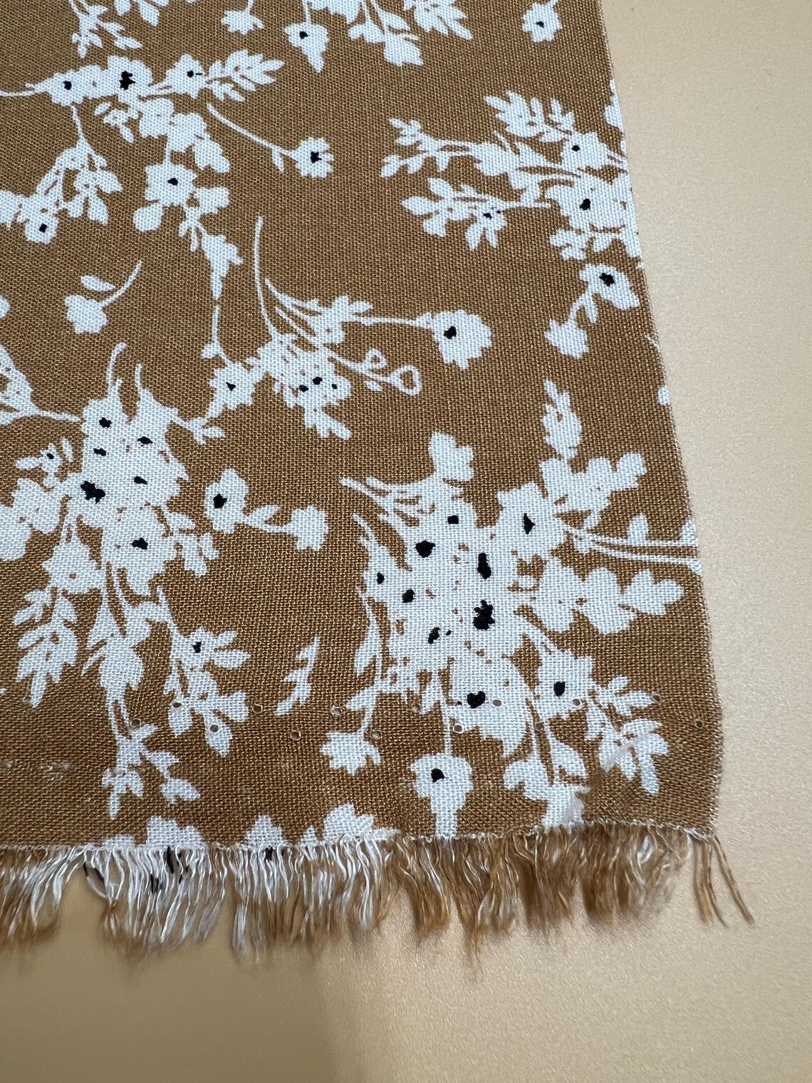 6 Camel Bugenvilla Çiçek Desenli Viskon Kumaş – Yumuşak, Dökümlü ve Nefes Alan Yazlık Kumaş | 150x100 cm - ELNV82 - Görsel 5