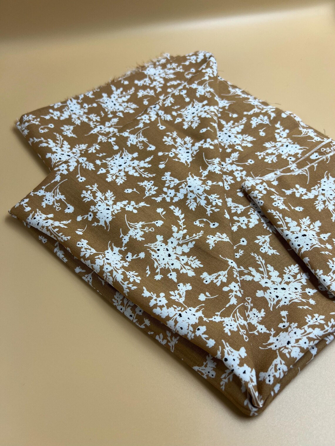 7 Camel Bugenvilla Çiçek Desenli Viskon Kumaş – Yumuşak, Dökümlü ve Nefes Alan Yazlık Kumaş | 150x100 cm - ELNV82 - Görsel 6