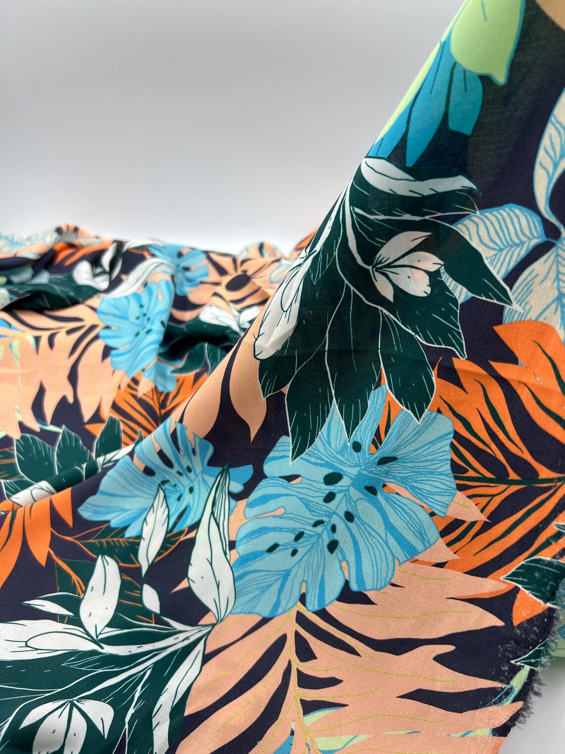 7 Tropikal Palmiye Yaprağı Desenli Viskon Voile Kumaş – Yumuşak, Hafif ve Dökümlü Yazlık Kumaş | 145x100 cm ELNV79 - Görsel 2