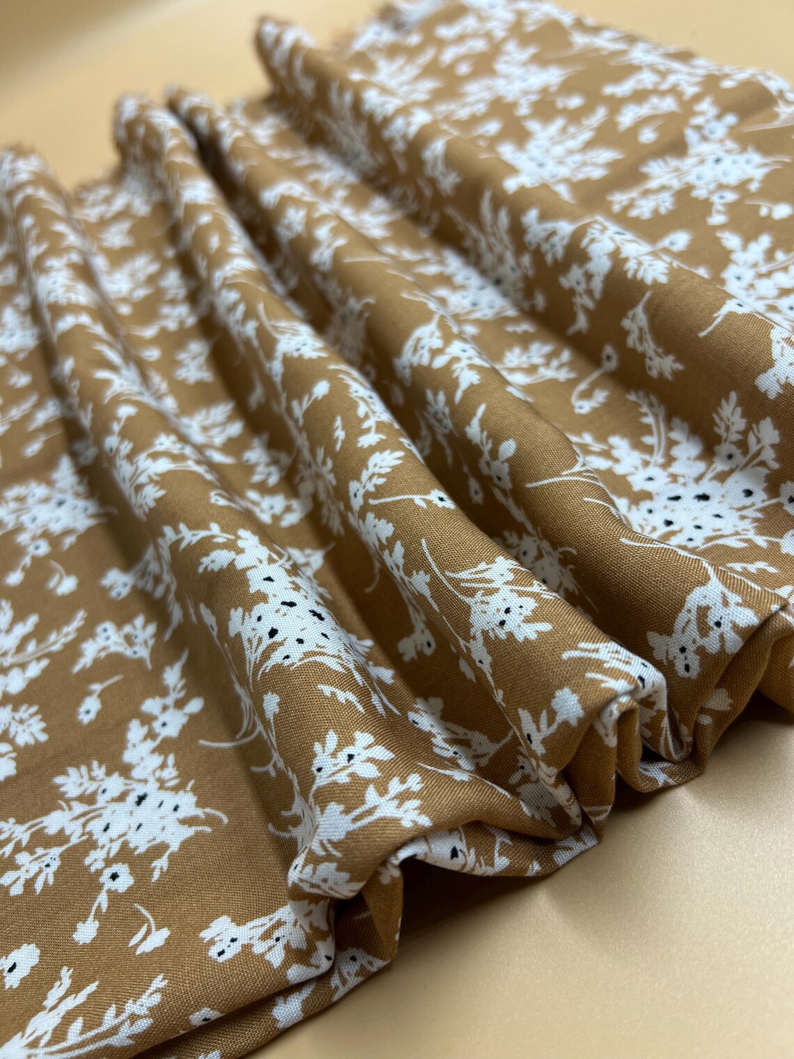 8 Camel Bugenvilla Çiçek Desenli Viskon Kumaş – Yumuşak, Dökümlü ve Nefes Alan Yazlık Kumaş | 150x100 cm - ELNV82 - Görsel 7