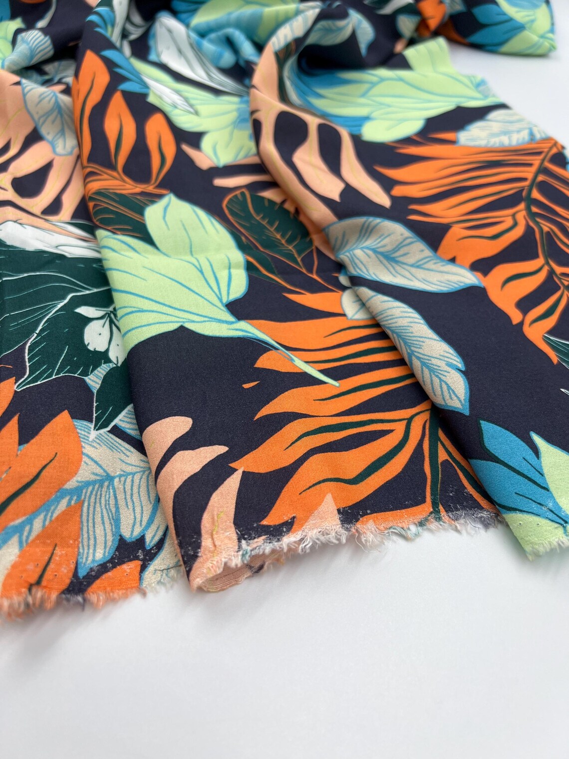 8 Tropikal Palmiye Yaprağı Desenli Viskon Voile Kumaş – Yumuşak, Hafif ve Dökümlü Yazlık Kumaş | 145x100 cm ELNV79 - Görsel 3