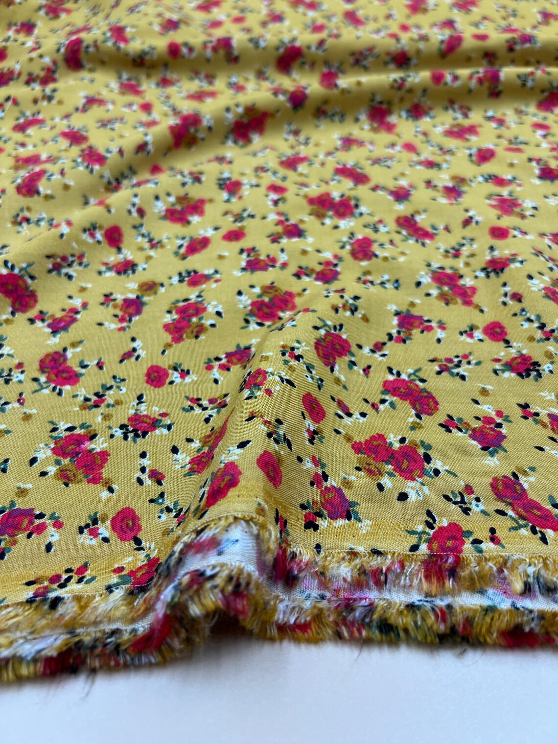 9 Hardal Renkli Minik Güller Viskon Kumaş – Hafif, Yumuşak ve Akıcı Yazlık Kumaş | 150x100 cm ELNV84 - Görsel 2